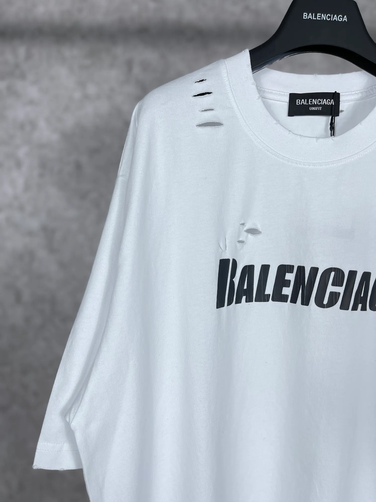 🅿️166 Actual pictures [Top version. Official website quality] BALENCI*GA/Paris. Classic letter LOGO printed ready-to-wear, washed, distressed, hole-cut, short-sleeved T-shirt. Brick cabinet synchronization. The fabric is made of Paris ZP custom-woven and dyed 100% cotton double yarn compact cotton. The weight is 260 grams, the cloth surface is clean. The cloth pattern is clear, soft and comfortable. The threads are dyed with no color difference. The classic pattern is printed with environmentally friendly imported materials, straight cracks and cracked glue. Precision printing screen, the letters are clear and the effect is three-dimensional. Restored brick cabinet. Ready-made garments are washed and worn, many people grind and cut them by hand. They are produced with heavy craftsmanship. Different market currency. Welcome to compare. The version adopts OS loose shoulder version. Same style for men and women. Coding: BL223033 Color: black, white, dark coffee, purple, lake blue, red, army green Size: XS to L