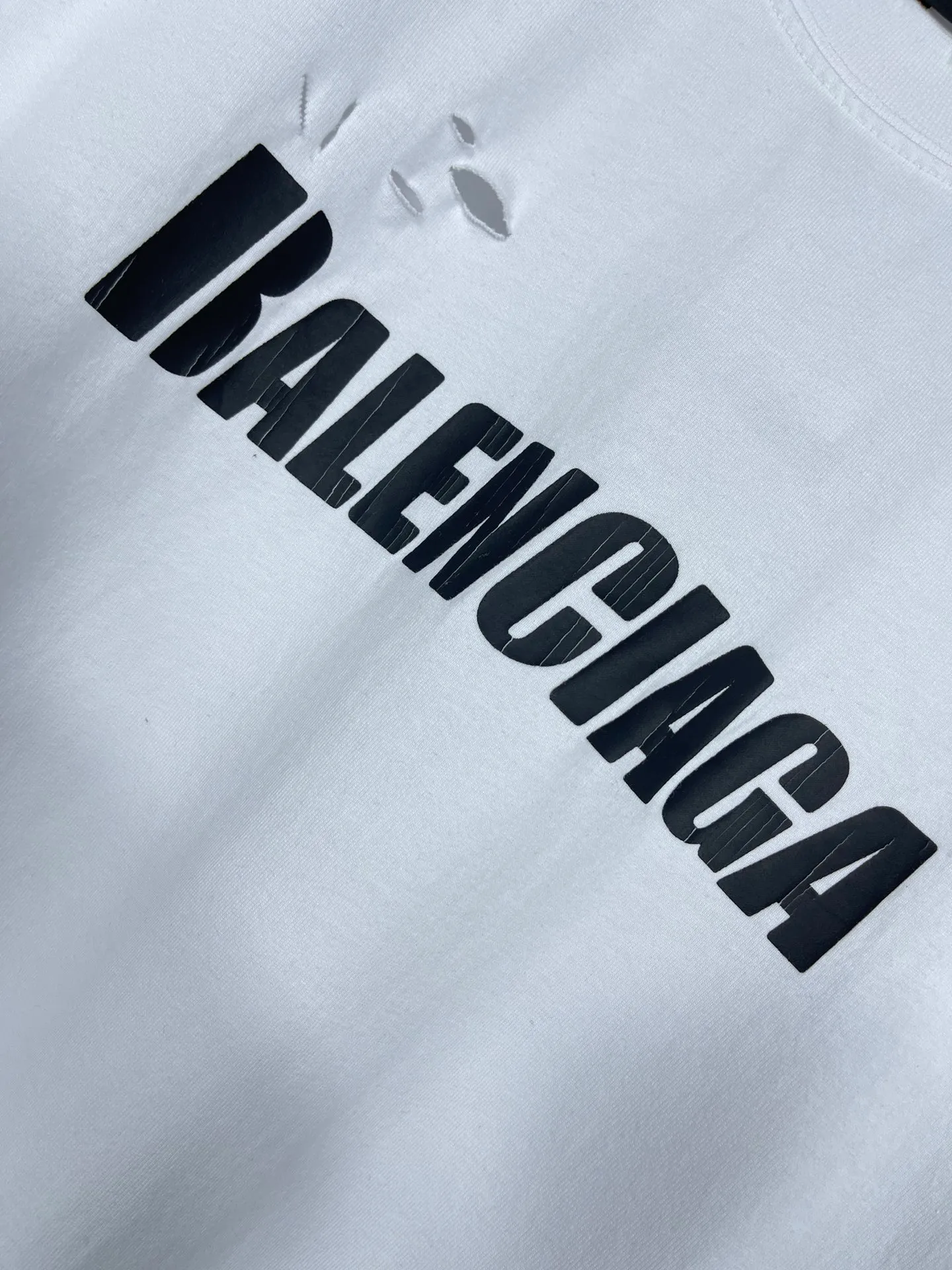🅿️166 Actual pictures [Top version. Official website quality] BALENCI*GA/Paris. Classic letter LOGO printed ready-to-wear, washed, distressed, hole-cut, short-sleeved T-shirt. Brick cabinet synchronization. The fabric is made of Paris ZP custom-woven and dyed 100% cotton double yarn compact cotton. The weight is 260 grams, the cloth surface is clean. The cloth pattern is clear, soft and comfortable. The threads are dyed with no color difference. The classic pattern is printed with environmentally friendly imported materials, straight cracks and cracked glue. Precision printing screen, the letters are clear and the effect is three-dimensional. Restored brick cabinet. Ready-made garments are washed and worn, many people grind and cut them by hand. They are produced with heavy craftsmanship. Different market currency. Welcome to compare. The version adopts OS loose shoulder version. Same style for men and women. Coding: BL223033 Color: black, white, dark coffee, purple, lake blue, red, army green Size: XS to L