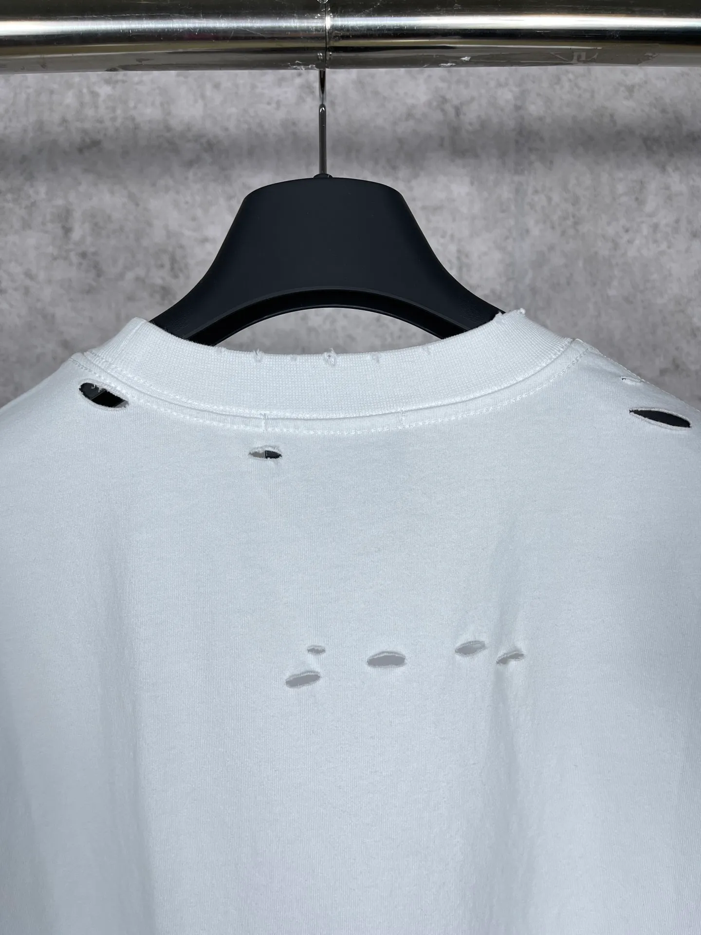 🅿️166 Actual pictures [Top version. Official website quality] BALENCI*GA/Paris. Classic letter LOGO printed ready-to-wear, washed, distressed, hole-cut, short-sleeved T-shirt. Brick cabinet synchronization. The fabric is made of Paris ZP custom-woven and dyed 100% cotton double yarn compact cotton. The weight is 260 grams, the cloth surface is clean. The cloth pattern is clear, soft and comfortable. The threads are dyed with no color difference. The classic pattern is printed with environmentally friendly imported materials, straight cracks and cracked glue. Precision printing screen, the letters are clear and the effect is three-dimensional. Restored brick cabinet. Ready-made garments are washed and worn, many people grind and cut them by hand. They are produced with heavy craftsmanship. Different market currency. Welcome to compare. The version adopts OS loose shoulder version. Same style for men and women. Coding: BL223033 Color: black, white, dark coffee, purple, lake blue, red, army green Size: XS to L