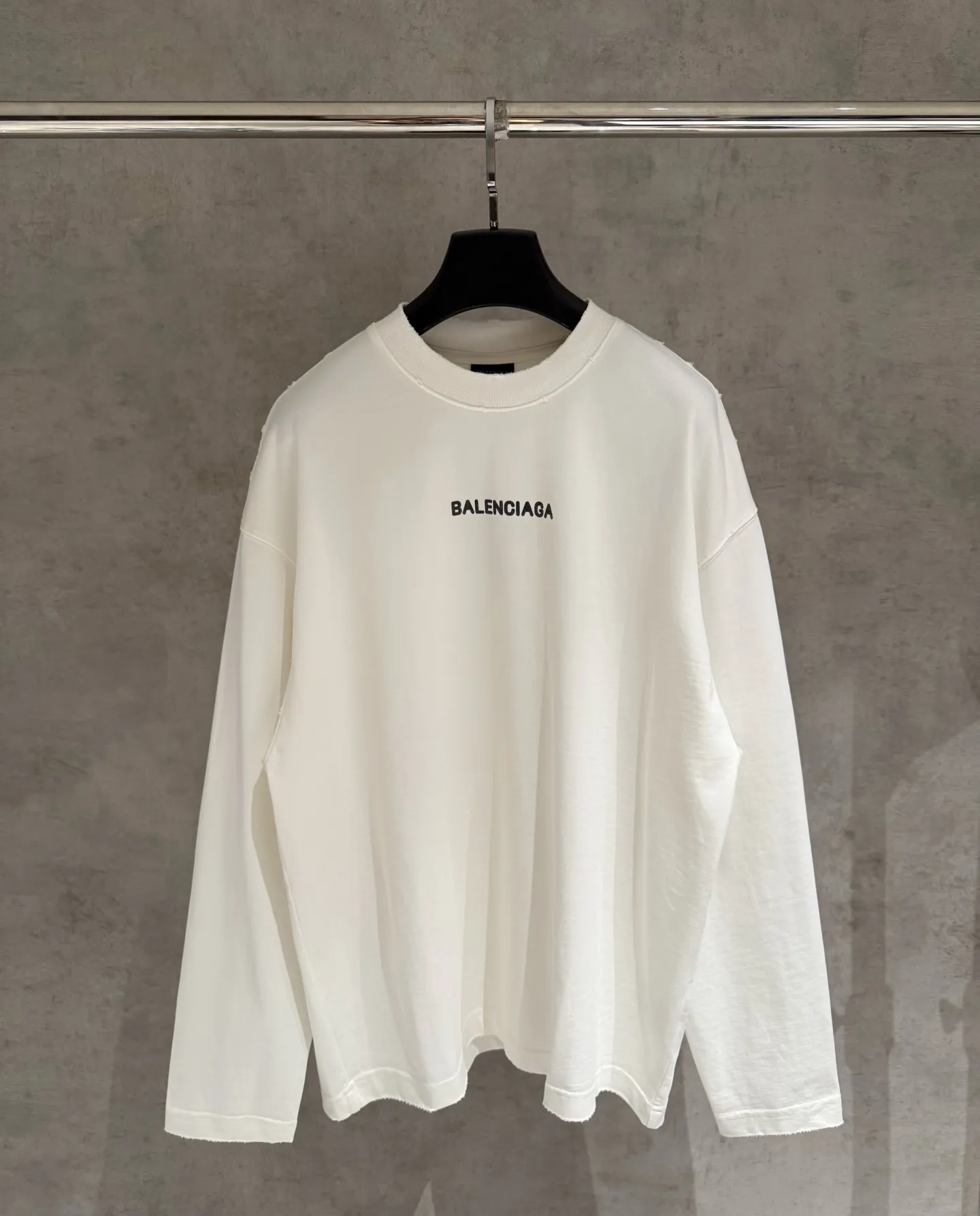 🅿️330 Strict quality control] Balenciaga 25ss three-dimensional foam printed short-sleeved T-shirt. The fabric is made of 420 grams of pure cotton fabric with Salona thread. The pattern uses three-dimensional foam printing technology to perfectly present the original version. Ready-to-wear printing after washing. Full body positioning and frayed detail processing. Customized hardware. Thread. Accessories. Matching. Same style for men and women. Black, white and gray 3 colors. Code number: M-2xl.