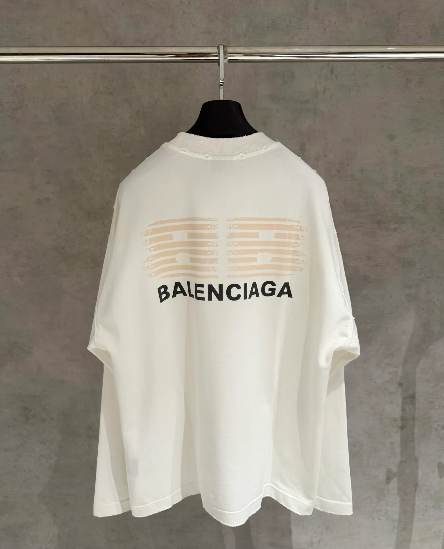 🅿️330 Strict quality control] Balenciaga 25ss three-dimensional foam printed short-sleeved T-shirt. The fabric is made of 420 grams of pure cotton fabric with Salona thread. The pattern uses three-dimensional foam printing technology to perfectly present the original version. Ready-to-wear printing after washing. Full body positioning and frayed detail processing. Customized hardware. Thread. Accessories. Matching. Same style for men and women. Black, white and gray 3 colors. Code number: M-2xl.