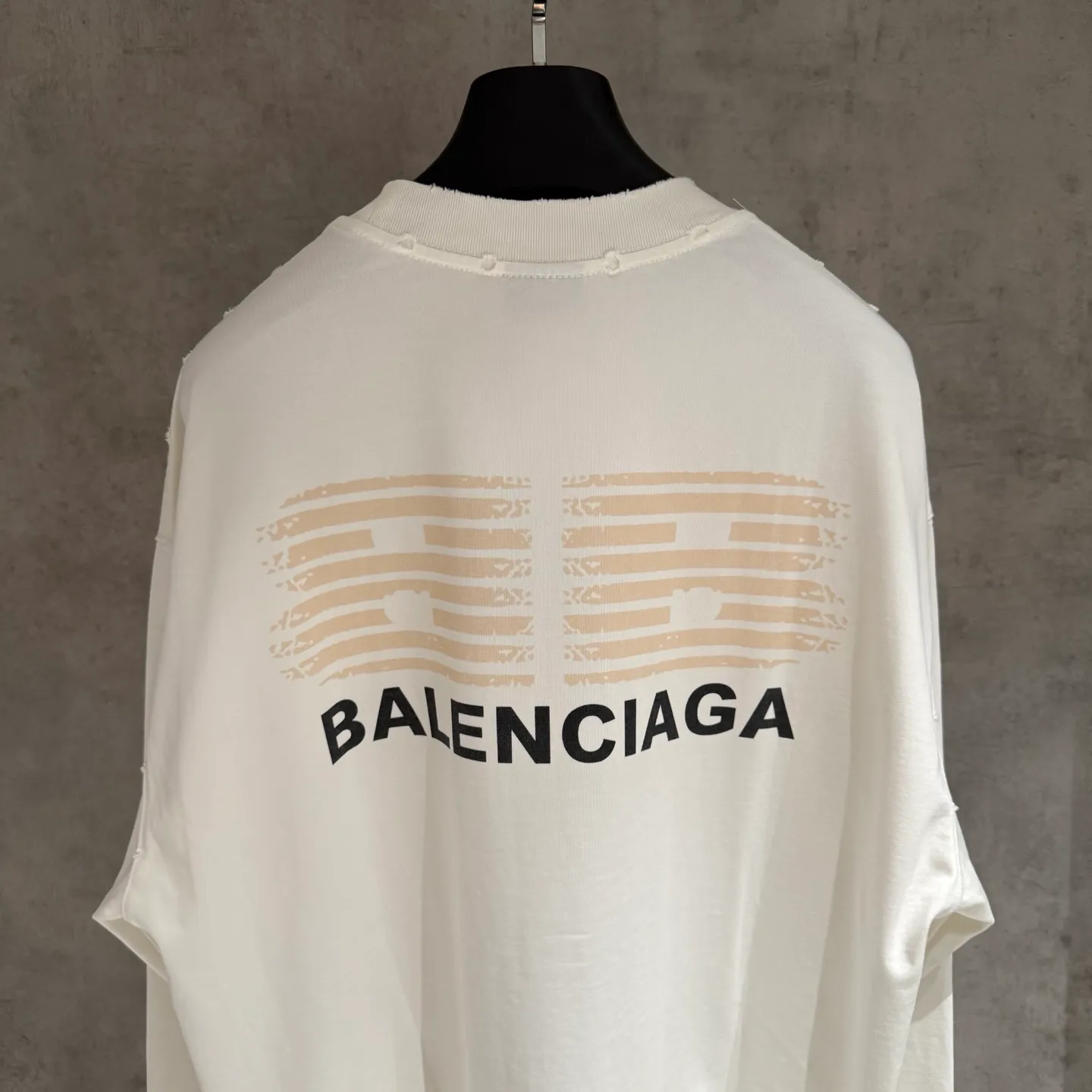 🅿️330 Strict quality control] Balenciaga 25ss three-dimensional foam printed short-sleeved T-shirt. The fabric is made of 420 grams of pure cotton fabric with Salona thread. The pattern uses three-dimensional foam printing technology to perfectly present the original version. Ready-to-wear printing after washing. Full body positioning and frayed detail processing. Customized hardware. Thread. Accessories. Matching. Same style for men and women. Black, white and gray 3 colors. Code number: M-2xl.