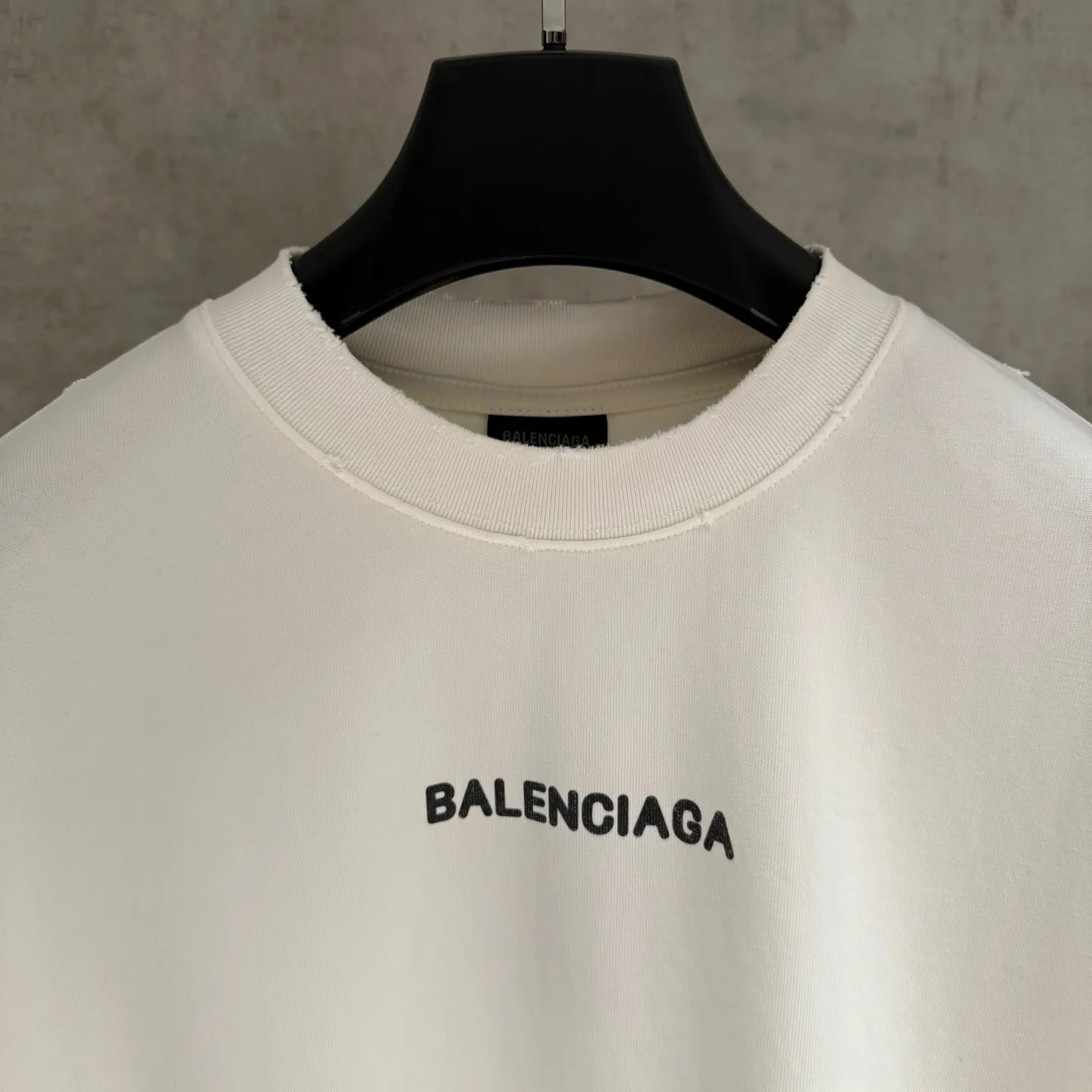🅿️330 Strict quality control] Balenciaga 25ss three-dimensional foam printed short-sleeved T-shirt. The fabric is made of 420 grams of pure cotton fabric with Salona thread. The pattern uses three-dimensional foam printing technology to perfectly present the original version. Ready-to-wear printing after washing. Full body positioning and frayed detail processing. Customized hardware. Thread. Accessories. Matching. Same style for men and women. Black, white and gray 3 colors. Code number: M-2xl.