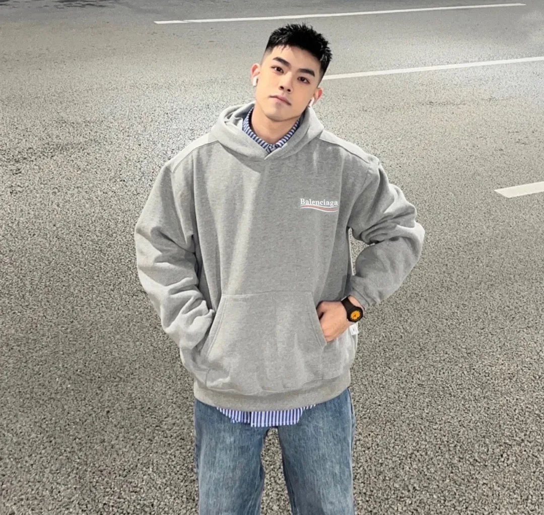 ♻️💯Upper body reference model picture❤️The top tested version of Balenciaga BALENCIAGA Cola Mailang embroidered print male and female couple stars the same autumn and winter pure cotton hoodie hooded sweatshirt. Three colors are available, ensuring the same fabric as the original version, no color difference! Customized dyeing in a package! INS, Xiaohongshu’s popular style, classics that never fade away! The king of orders in Spain, the fried chicken is highly recommended! 480% pure cotton terry fabric, comfortable and warm! Full of drape! The printing uses Tajima embroidery machine imported from Japan, which is known as the fighter among embroidery machines. The embroidery is meticulous, with no threads or skipped threads, the printing and embroidery are full and fine, and the letter spacing is consistent with ZP! Wearing it gives you full confidence and peace of mind! The labels and washes are all correct! On behalf of G at the same level! Consistent packaging at the counter! Size: XS-L Color: Purple light gray white gray P:450
