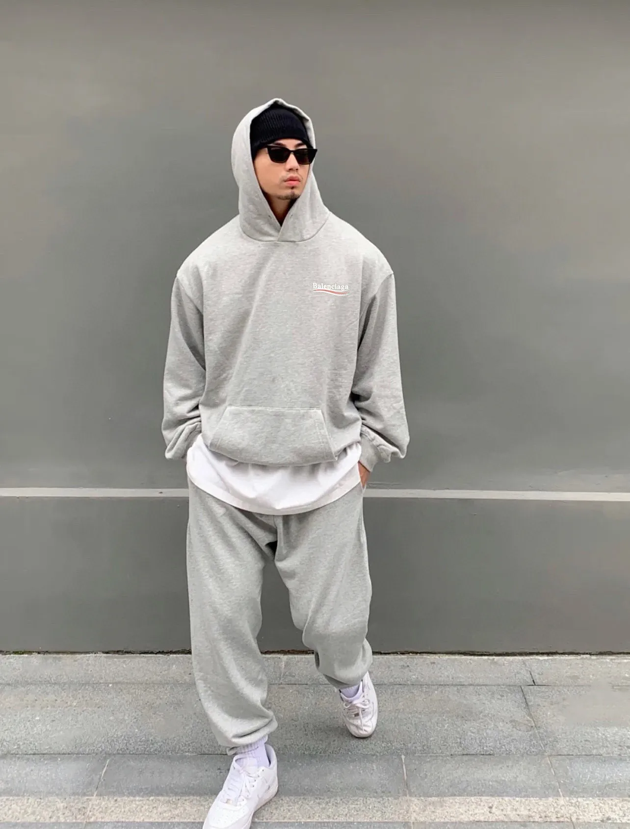 ♻️💯Upper body reference model picture❤️The top tested version of Balenciaga BALENCIAGA Cola Mailang embroidered print male and female couple stars the same autumn and winter pure cotton hoodie hooded sweatshirt. Three colors are available, ensuring the same fabric as the original version, no color difference! Customized dyeing in a package! INS, Xiaohongshu’s popular style, classics that never fade away! The king of orders in Spain, the fried chicken is highly recommended! 480% pure cotton terry fabric, comfortable and warm! Full of drape! The printing uses Tajima embroidery machine imported from Japan, which is known as the fighter among embroidery machines. The embroidery is meticulous, with no threads or skipped threads, the printing and embroidery are full and fine, and the letter spacing is consistent with ZP! Wearing it gives you full confidence and peace of mind! The labels and washes are all correct! On behalf of G at the same level! Consistent packaging at the counter! Size: XS-L Color: Purple light gray white gray P:450