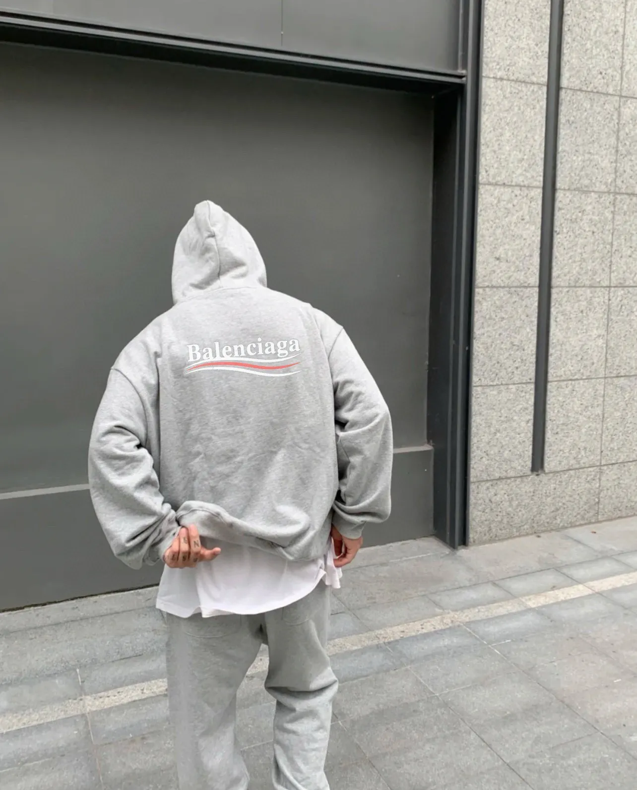♻️💯Upper body reference model picture❤️The top tested version of Balenciaga BALENCIAGA Cola Mailang embroidered print male and female couple stars the same autumn and winter pure cotton hoodie hooded sweatshirt. Three colors are available, ensuring the same fabric as the original version, no color difference! Customized dyeing in a package! INS, Xiaohongshu’s popular style, classics that never fade away! The king of orders in Spain, the fried chicken is highly recommended! 480% pure cotton terry fabric, comfortable and warm! Full of drape! The printing uses Tajima embroidery machine imported from Japan, which is known as the fighter among embroidery machines. The embroidery is meticulous, with no threads or skipped threads, the printing and embroidery are full and fine, and the letter spacing is consistent with ZP! Wearing it gives you full confidence and peace of mind! The labels and washes are all correct! On behalf of G at the same level! Consistent packaging at the counter! Size: XS-L Color: Purple light gray white gray P:450