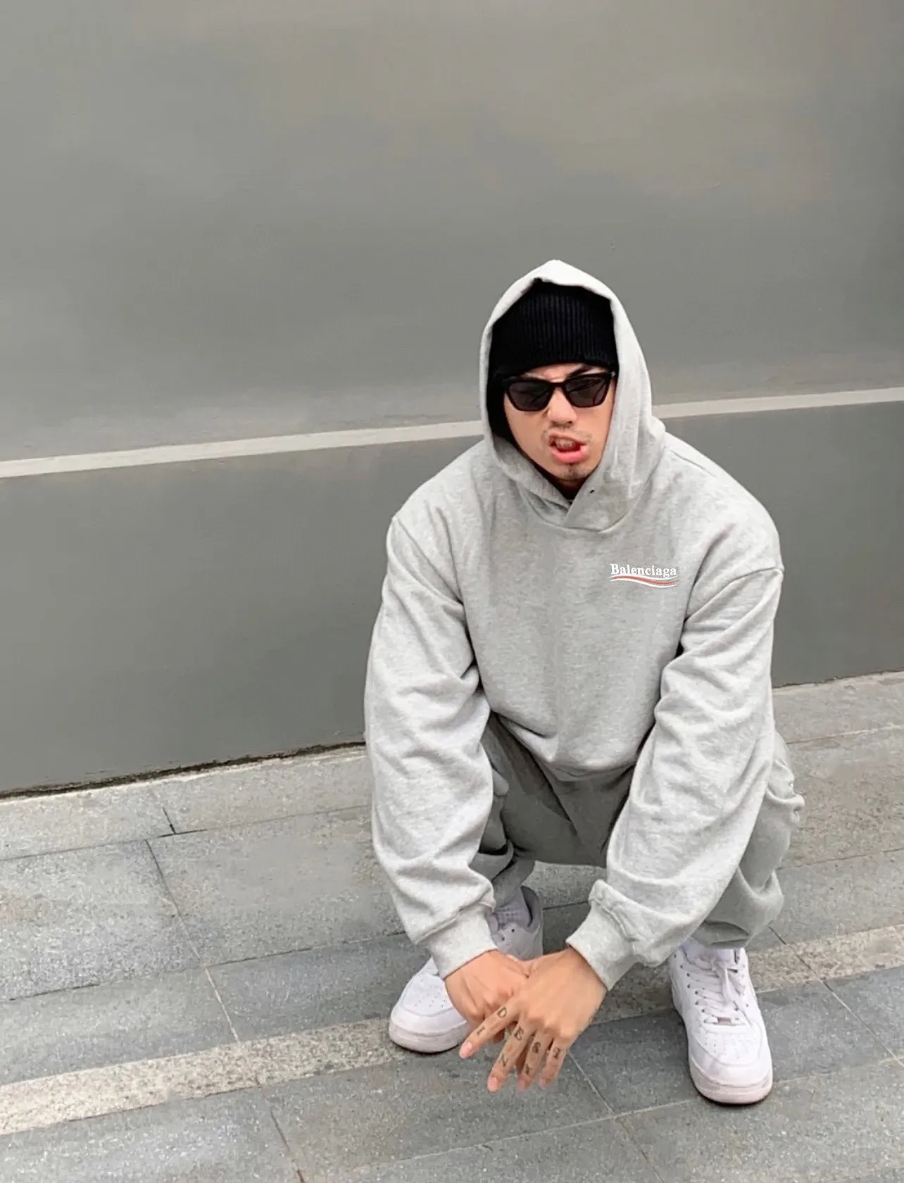 ♻️💯Upper body reference model picture❤️The top tested version of Balenciaga BALENCIAGA Cola Mailang embroidered print male and female couple stars the same autumn and winter pure cotton hoodie hooded sweatshirt. Three colors are available, ensuring the same fabric as the original version, no color difference! Customized dyeing in a package! INS, Xiaohongshu’s popular style, classics that never fade away! The king of orders in Spain, the fried chicken is highly recommended! 480% pure cotton terry fabric, comfortable and warm! Full of drape! The printing uses Tajima embroidery machine imported from Japan, which is known as the fighter among embroidery machines. The embroidery is meticulous, with no threads or skipped threads, the printing and embroidery are full and fine, and the letter spacing is consistent with ZP! Wearing it gives you full confidence and peace of mind! The labels and washes are all correct! On behalf of G at the same level! Consistent packaging at the counter! Size: XS-L Color: Purple light gray white gray P:450
