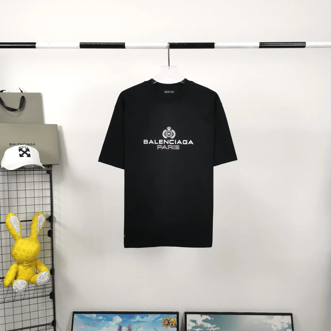 [New arrival] The top tested version of Balenciaga's classic wheat crown lock Paris male and female couple star's same style pure cotton short-sleeved T-shirt. Selected 32S 260g combed cotton fabric, thick and textured, high-density knitting weaving technology, firm and elastic, extremely smooth and skin-friendly, soft and delicate feel, does not shrink or deform, the upper body is crisp and stylish, different from the cheap soft couch fabrics with low weight and low count on the market.  Ultra-high-level workmanship, every detail shows a sense of luxury, and the original three-dimensional cutting process creates a perfect fit. The OS loose shoulder style accommodates all body types. It is a truly versatile style that looks slim and good-looking for both men and women.   3M (black) reflective classic wheat ear letter printing, high fastness and will not crack or fall off. The classic pattern will never go out of style. Multiple colors are available, and every color is beautiful!  Color: Black White Dark Khaki Size: XS-L P:250