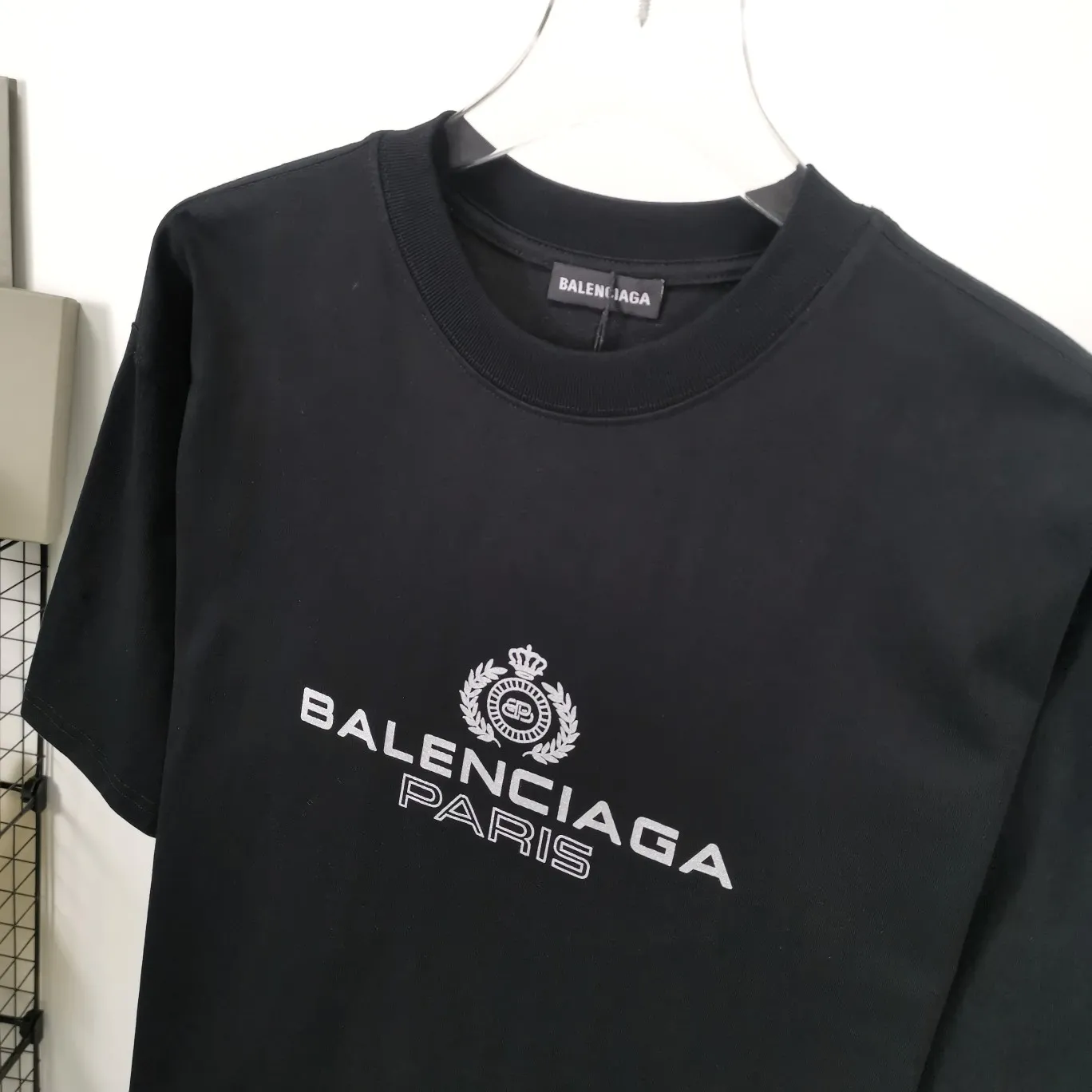 [New arrival] The top tested version of Balenciaga's classic wheat crown lock Paris male and female couple star's same style pure cotton short-sleeved T-shirt. Selected 32S 260g combed cotton fabric, thick and textured, high-density knitting weaving technology, firm and elastic, extremely smooth and skin-friendly, soft and delicate feel, does not shrink or deform, the upper body is crisp and stylish, different from the cheap soft couch fabrics with low weight and low count on the market.  Ultra-high-level workmanship, every detail shows a sense of luxury, and the original three-dimensional cutting process creates a perfect fit. The OS loose shoulder style accommodates all body types. It is a truly versatile style that looks slim and good-looking for both men and women.   3M (black) reflective classic wheat ear letter printing, high fastness and will not crack or fall off. The classic pattern will never go out of style. Multiple colors are available, and every color is beautiful!  Color: Black White Dark Khaki Size: XS-L P:250
