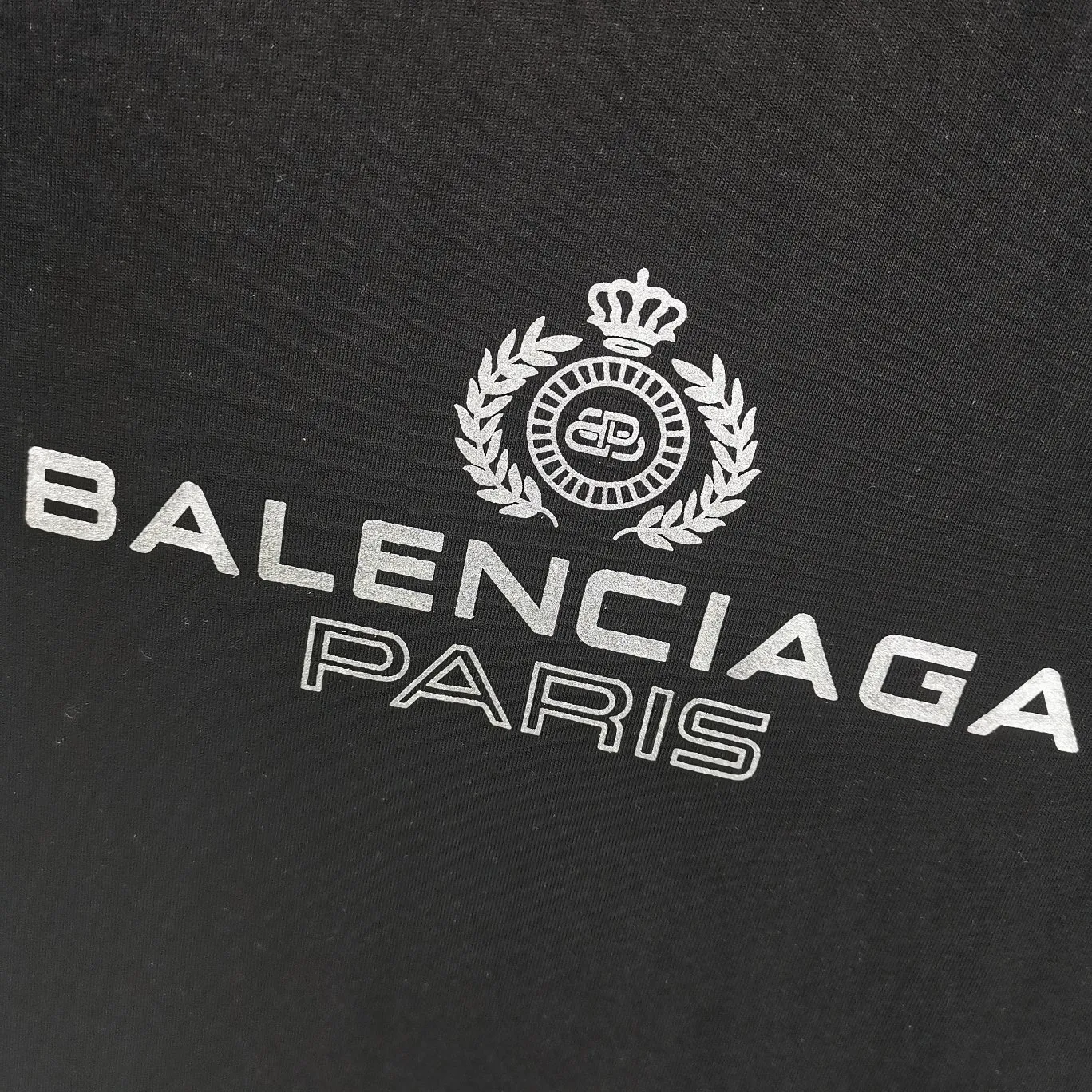 [New arrival] The top tested version of Balenciaga's classic wheat crown lock Paris male and female couple star's same style pure cotton short-sleeved T-shirt. Selected 32S 260g combed cotton fabric, thick and textured, high-density knitting weaving technology, firm and elastic, extremely smooth and skin-friendly, soft and delicate feel, does not shrink or deform, the upper body is crisp and stylish, different from the cheap soft couch fabrics with low weight and low count on the market.  Ultra-high-level workmanship, every detail shows a sense of luxury, and the original three-dimensional cutting process creates a perfect fit. The OS loose shoulder style accommodates all body types. It is a truly versatile style that looks slim and good-looking for both men and women.   3M (black) reflective classic wheat ear letter printing, high fastness and will not crack or fall off. The classic pattern will never go out of style. Multiple colors are available, and every color is beautiful!  Color: Black White Dark Khaki Size: XS-L P:250