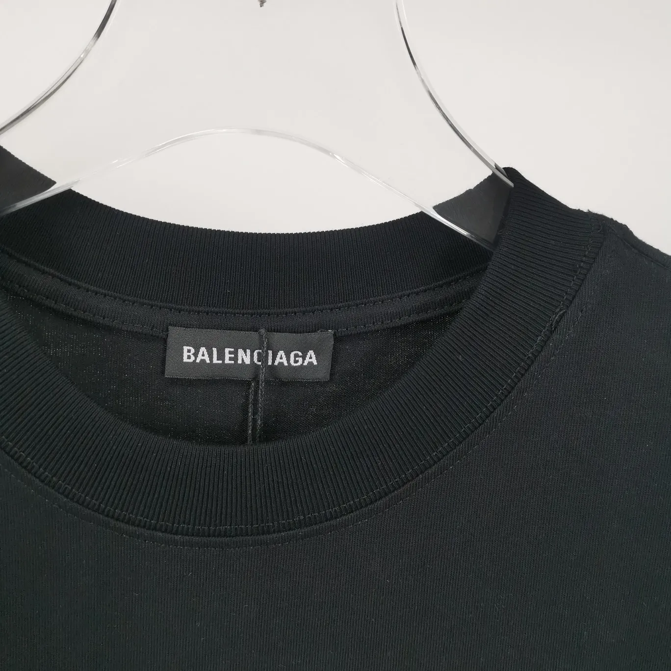 [New arrival] The top tested version of Balenciaga's classic wheat crown lock Paris male and female couple star's same style pure cotton short-sleeved T-shirt. Selected 32S 260g combed cotton fabric, thick and textured, high-density knitting weaving technology, firm and elastic, extremely smooth and skin-friendly, soft and delicate feel, does not shrink or deform, the upper body is crisp and stylish, different from the cheap soft couch fabrics with low weight and low count on the market.  Ultra-high-level workmanship, every detail shows a sense of luxury, and the original three-dimensional cutting process creates a perfect fit. The OS loose shoulder style accommodates all body types. It is a truly versatile style that looks slim and good-looking for both men and women.   3M (black) reflective classic wheat ear letter printing, high fastness and will not crack or fall off. The classic pattern will never go out of style. Multiple colors are available, and every color is beautiful!  Color: Black White Dark Khaki Size: XS-L P:250
