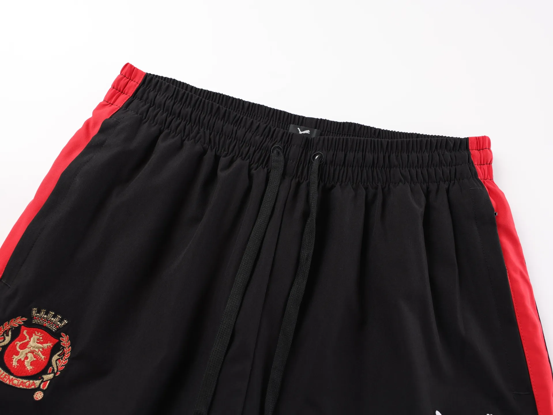 🅿️520 [Exclusive supply] BLCG x Puma 25FW Manchester United spliced ​​trousers. The fabric is made of high-quality 200D nylon cotton fabric. The inner mesh is more breathable and comfortable. It is different from the ready-made fabrics in the market. It is three times the price of ordinary fabrics in the market. The embroidery is made of imported Behringer, with precision operation of 10,000-needle density, hardware accessories, and zipper slider mold customization. Size:XS/S/M/L