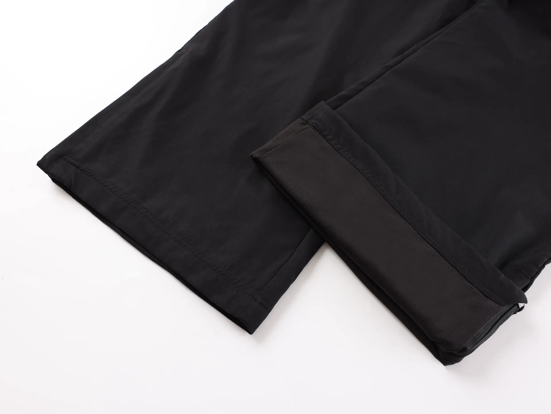 🅿️520 [Exclusive supply] BLCG x Puma 25FW Manchester United spliced ​​trousers. The fabric is made of high-quality 200D nylon cotton fabric. The inner mesh is more breathable and comfortable. It is different from the ready-made fabrics in the market. It is three times the price of ordinary fabrics in the market. The embroidery is made of imported Behringer, with precision operation of 10,000-needle density, hardware accessories, and zipper slider mold customization. Size:XS/S/M/L