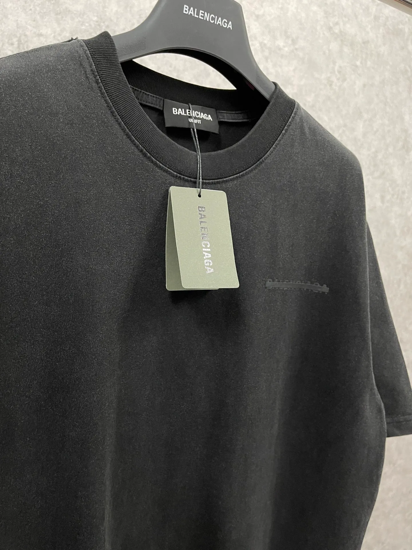 🅿️180 real photos [Top version. Official website quality] BALENCI*GA/Paris BALENCI*GA# front and back letter seal printed washed short-sleeved T-shirt. Brick cabinet synchronization. The fabric is made of Paris ZP custom-woven and dyed 100% cotton double yarn compact cotton. The weight is 260 grams, the cloth surface is clean. The cloth pattern is clear. Soft and comfortable. The color fastness is good. It is not easy to change color. The threads are woven and dyed with no color difference. The printing uses imported environmentally friendly glue, which has a three-dimensional effect and no burrs. The ready-made clothes are washed and distressed, and the brick cabinets are restored. The version adopts the OS loose shoulder style. The same style for men and women. Code: BL223078 Color: Washed black Size: XS to L