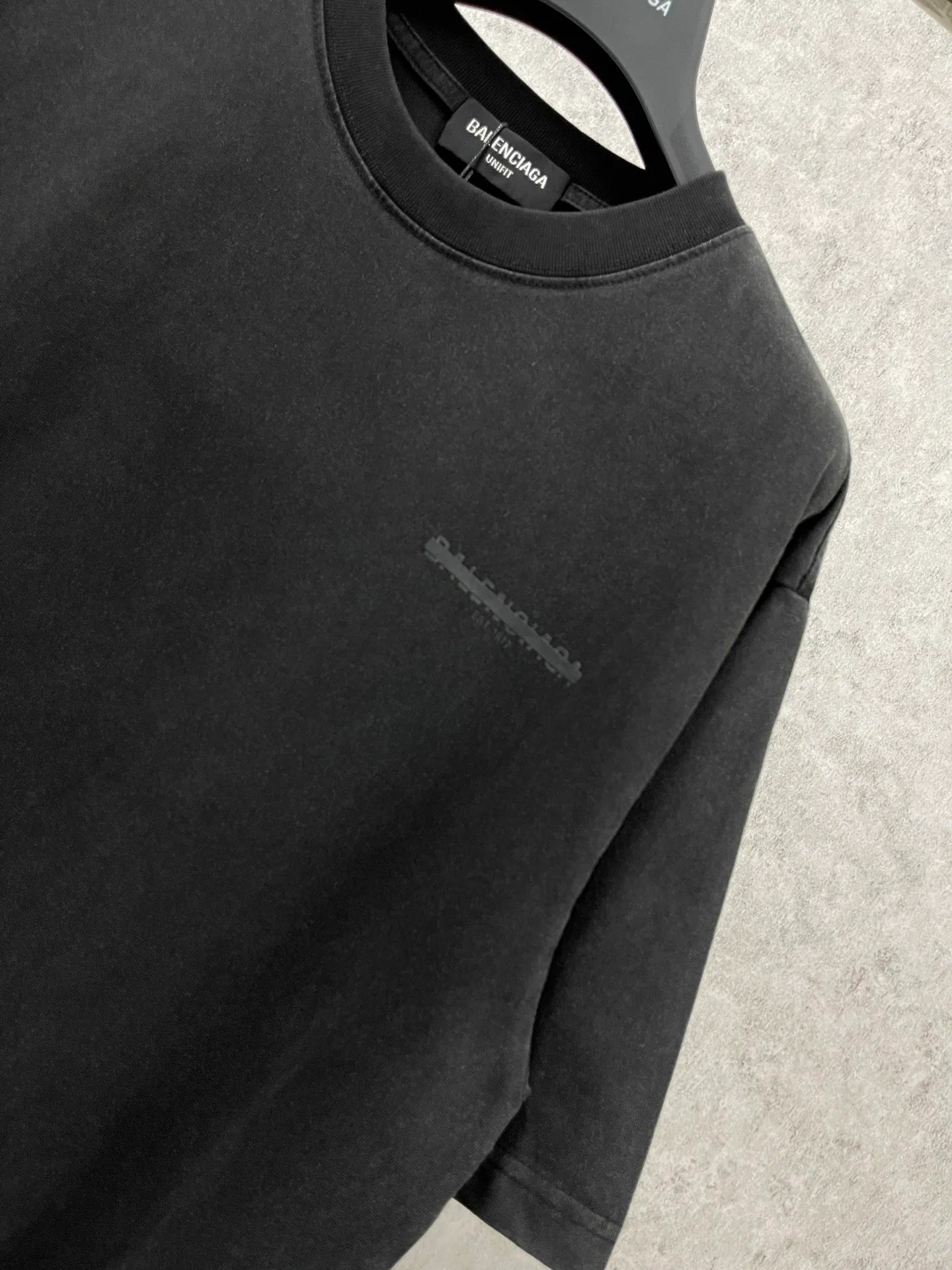 🅿️180 real photos [Top version. Official website quality] BALENCI*GA/Paris BALENCI*GA# front and back letter seal printed washed short-sleeved T-shirt. Brick cabinet synchronization. The fabric is made of Paris ZP custom-woven and dyed 100% cotton double yarn compact cotton. The weight is 260 grams, the cloth surface is clean. The cloth pattern is clear. Soft and comfortable. The color fastness is good. It is not easy to change color. The threads are woven and dyed with no color difference. The printing uses imported environmentally friendly glue, which has a three-dimensional effect and no burrs. The ready-made clothes are washed and distressed, and the brick cabinets are restored. The version adopts the OS loose shoulder style. The same style for men and women. Code: BL223078 Color: Washed black Size: XS to L