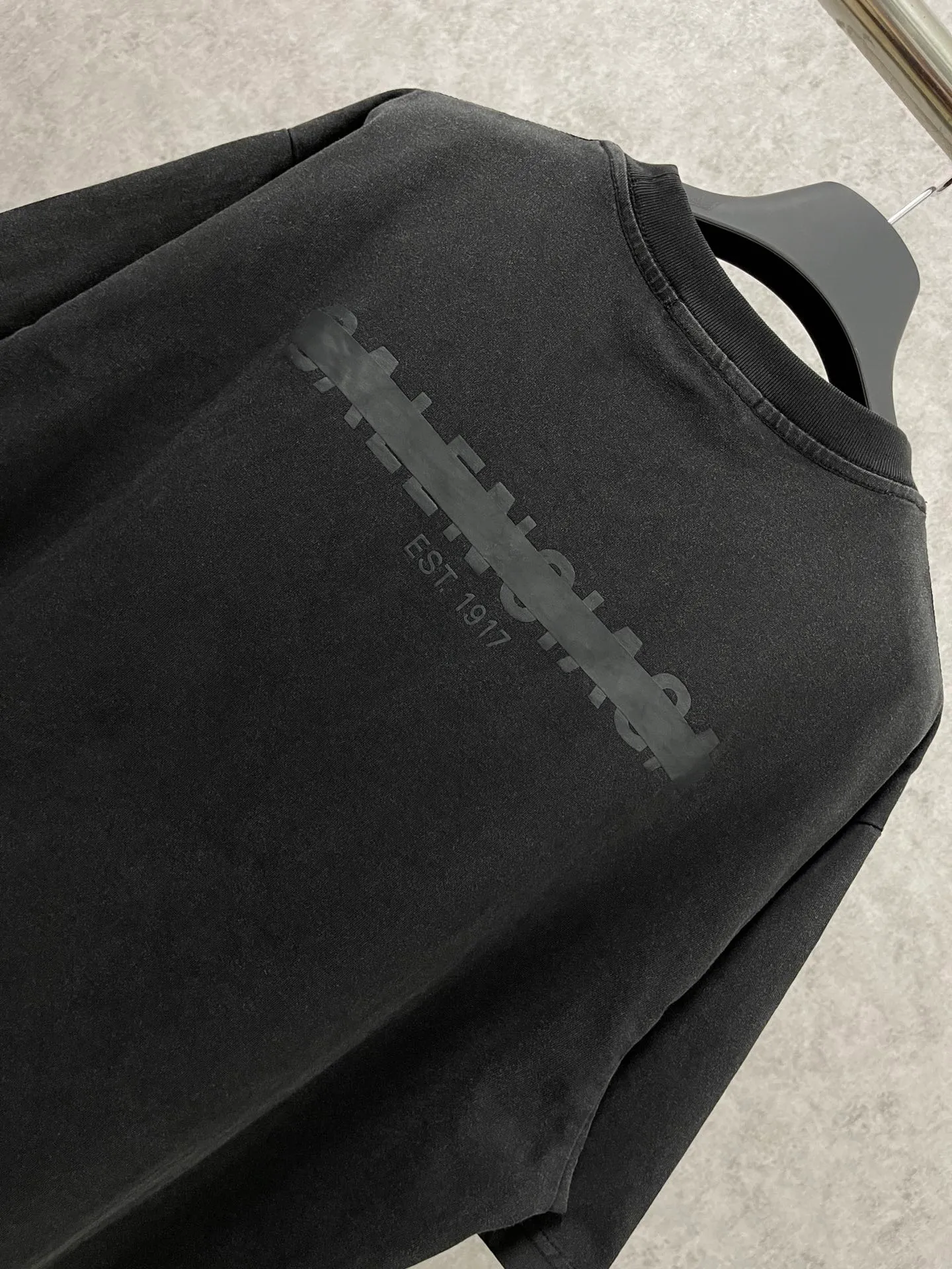 🅿️180 real photos [Top version. Official website quality] BALENCI*GA/Paris BALENCI*GA# front and back letter seal printed washed short-sleeved T-shirt. Brick cabinet synchronization. The fabric is made of Paris ZP custom-woven and dyed 100% cotton double yarn compact cotton. The weight is 260 grams, the cloth surface is clean. The cloth pattern is clear. Soft and comfortable. The color fastness is good. It is not easy to change color. The threads are woven and dyed with no color difference. The printing uses imported environmentally friendly glue, which has a three-dimensional effect and no burrs. The ready-made clothes are washed and distressed, and the brick cabinets are restored. The version adopts the OS loose shoulder style. The same style for men and women. Code: BL223078 Color: Washed black Size: XS to L
