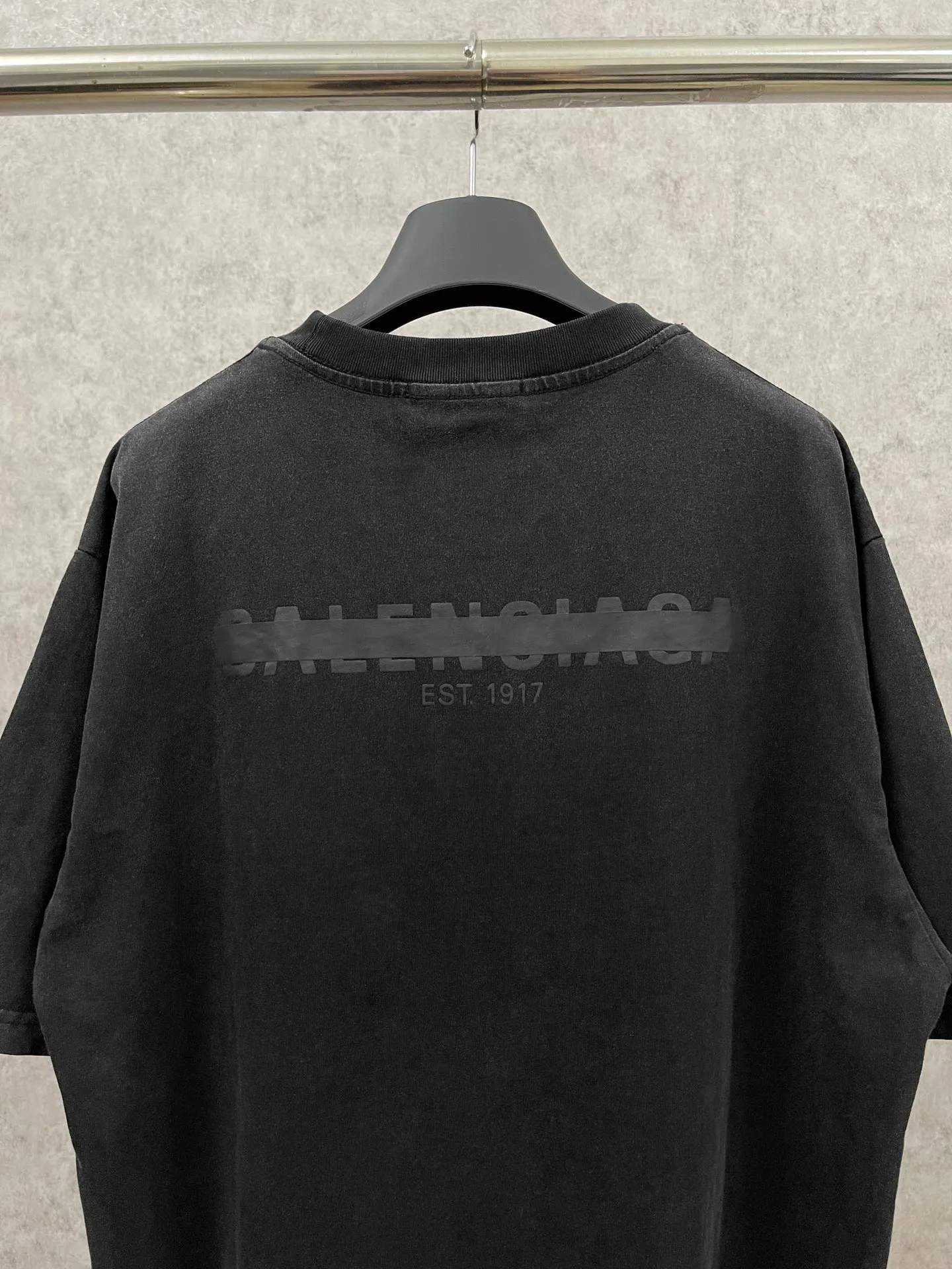 🅿️180 real photos [Top version. Official website quality] BALENCI*GA/Paris BALENCI*GA# front and back letter seal printed washed short-sleeved T-shirt. Brick cabinet synchronization. The fabric is made of Paris ZP custom-woven and dyed 100% cotton double yarn compact cotton. The weight is 260 grams, the cloth surface is clean. The cloth pattern is clear. Soft and comfortable. The color fastness is good. It is not easy to change color. The threads are woven and dyed with no color difference. The printing uses imported environmentally friendly glue, which has a three-dimensional effect and no burrs. The ready-made clothes are washed and distressed, and the brick cabinets are restored. The version adopts the OS loose shoulder style. The same style for men and women. Code: BL223078 Color: Washed black Size: XS to L