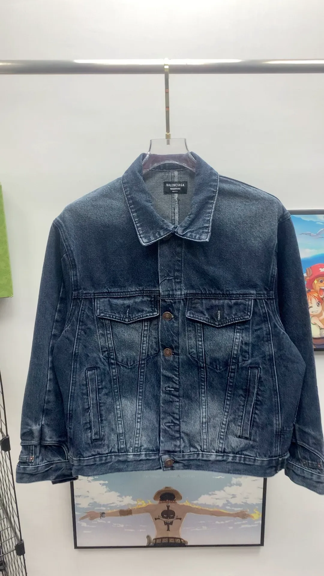 Frontal real-shot video————The top tested version of Balenciaga 23FW deconstructed trouser-type denim jacket for men and women 🔥96FW latest catwalk style fashion week heavy new deconstructed and restructured denim jacket, exclusive custom-made denim 460g high-end custom fabric, the process is cumbersome and extremely complex, and the overall trouser-type jacket reorganization presents an excellent effect! It is full of personality, feels breathable and thick after absorbing water, and the carving details are all produced by hand-polished craftsmanship. It is luxuriously presented. All 6 SS23 Paris buttons are original counter versions. The door pockets are fully embedded with exclusive details. The door pockets are fully embedded with clip technology. They are stiff and cannot be deformed. The whole garment is made of custom-woven heavyweight denim fabrics. The independent hardware is molded and the garments are washed with heavy washing. The effect is comparable to the original version. Multiple processes create a full sense of high-end and show individual luxury taste. It is definitely a classic and versatile product! ! Size: XS S M L P:420