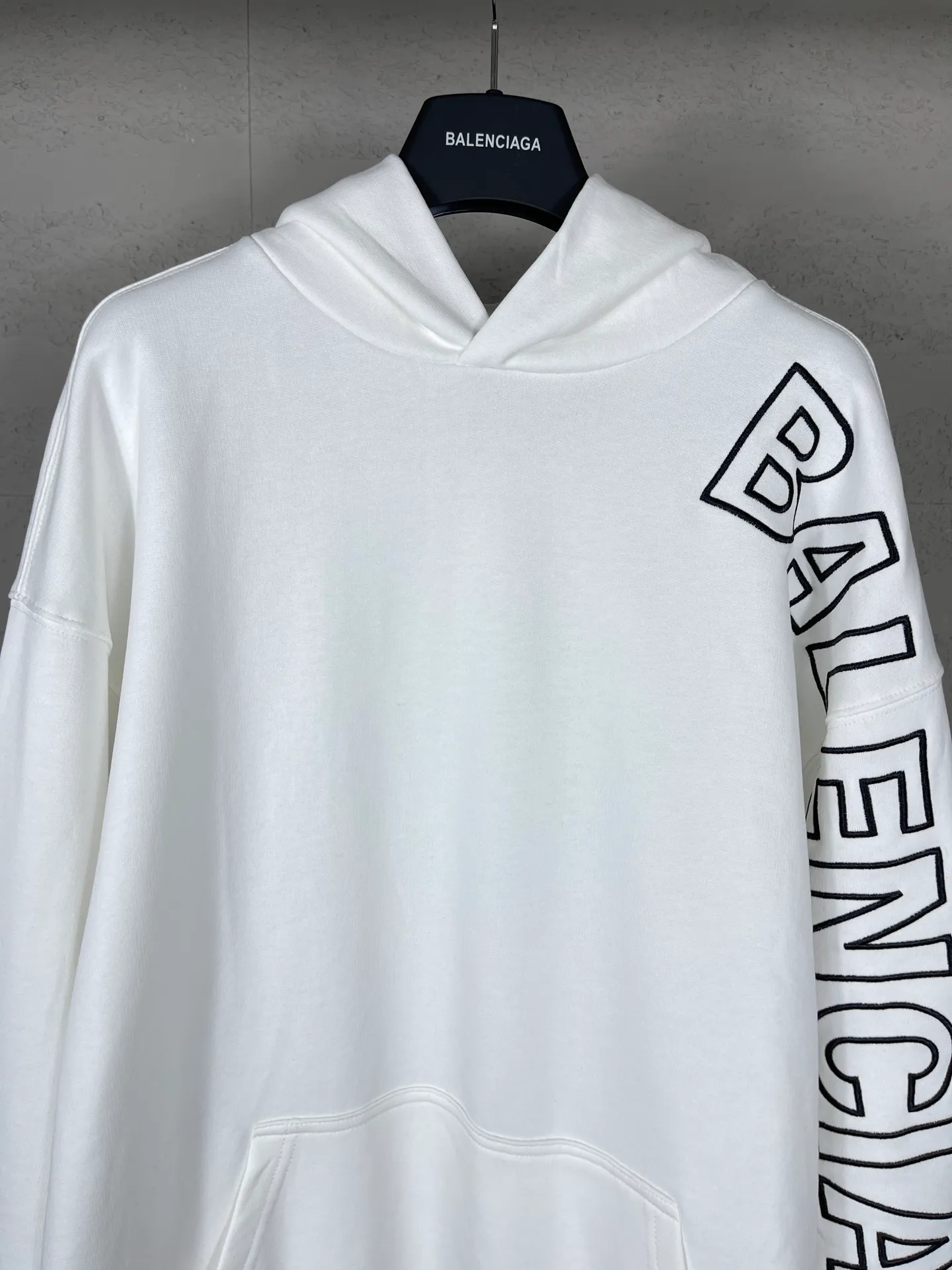 🅿️320 real photos [Top version. Official website quality] BALENCI*GA/Paris BALENCI*GA#2024 latest model, Paris classic letter large LOGO embroidered hooded sweatshirt. Brick cabinet synchronization. Genuine products are developed and developed as soon as possible, welcome to compare! The fabric is made of Paris ZP custom-woven and dyed cotton terry sweatshirt. The weight is 450 grams. The cloth surface is clean. The cloth pattern is clear. It is soft and comfortable. It has good color fastness and is not easy to change color. The threads are woven and dyed with no color difference. The embroidery is done using imported Tajima embroidery machines. Super W needle thread embroidery, accurate positioning, three-dimensional effect, clear lines. No burrs and miscellaneous threads, ultra-high craftsmanship embroidery. The version adopts OS loose shoulder design. Same style for men and women. Code: BL238015 Color: Black. White Size: XS S M L