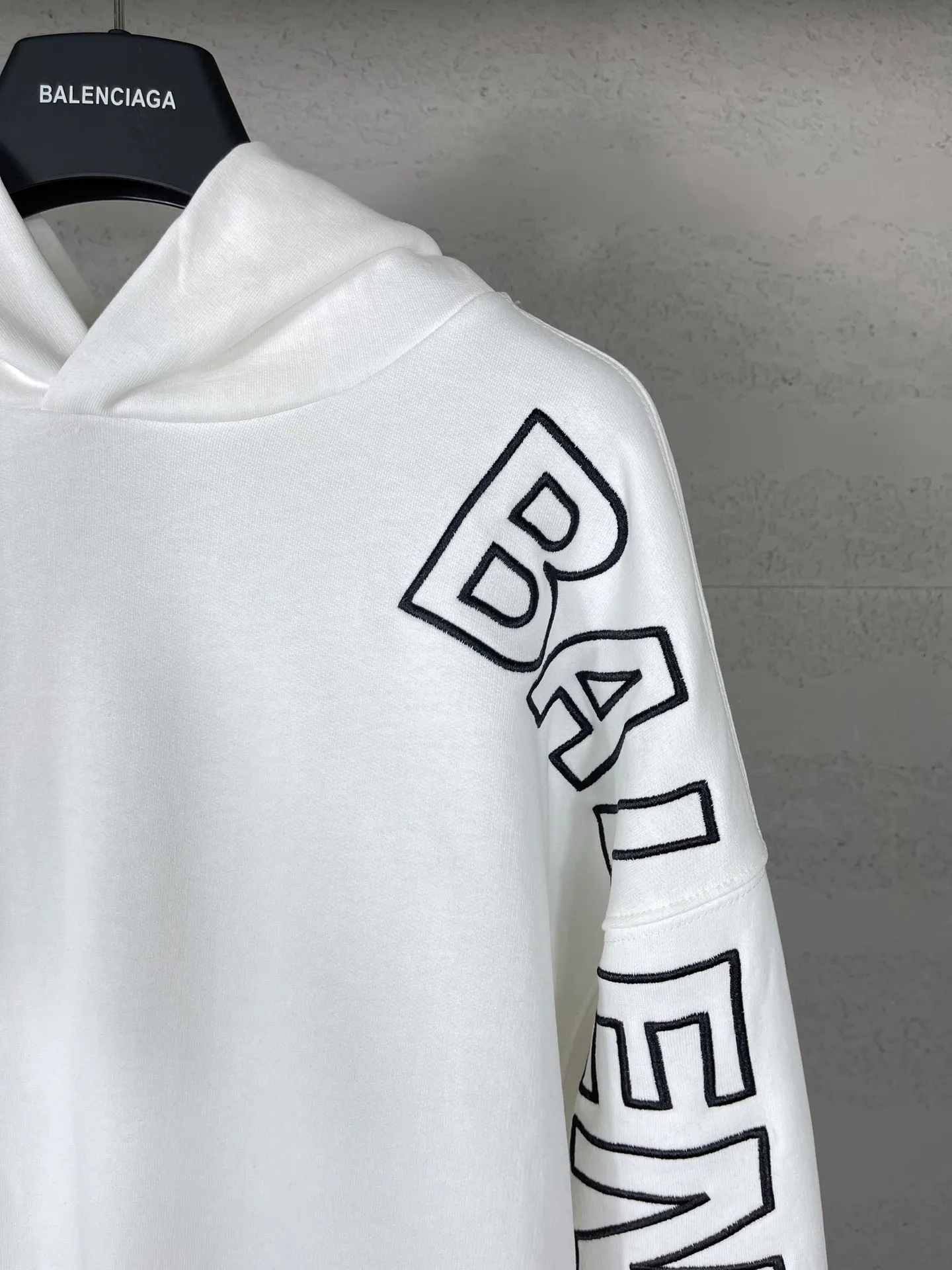 🅿️320 real photos [Top version. Official website quality] BALENCI*GA/Paris BALENCI*GA#2024 latest model, Paris classic letter large LOGO embroidered hooded sweatshirt. Brick cabinet synchronization. Genuine products are developed and developed as soon as possible, welcome to compare! The fabric is made of Paris ZP custom-woven and dyed cotton terry sweatshirt. The weight is 450 grams. The cloth surface is clean. The cloth pattern is clear. It is soft and comfortable. It has good color fastness and is not easy to change color. The threads are woven and dyed with no color difference. The embroidery is done using imported Tajima embroidery machines. Super W needle thread embroidery, accurate positioning, three-dimensional effect, clear lines. No burrs and miscellaneous threads, ultra-high craftsmanship embroidery. The version adopts OS loose shoulder design. Same style for men and women. Code: BL238015 Color: Black. White Size: XS S M L