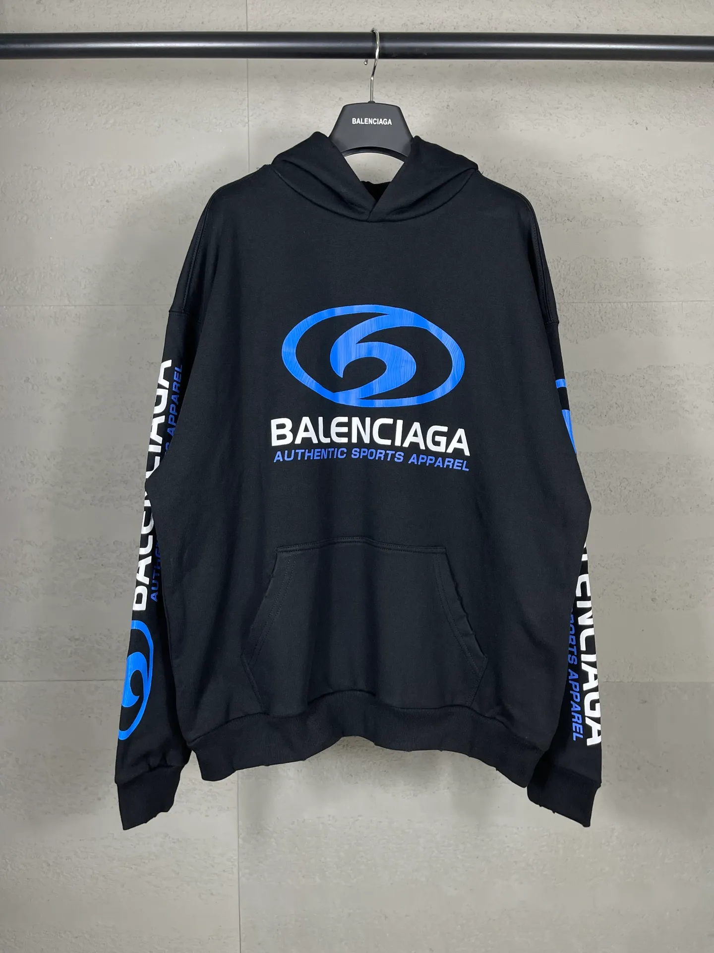 🅿️330 real photos [Top version. Official website quality] BALENCI*GA/Paris. 2024 new style. Paris surf pattern letter printing straight cracks. Ready-to-wear worn and distressed hooded sweatshirt, brick cabinet synchronization. Genuine product developed at the first time, happy to print and compare! The fabric is made of Paris ZP custom-woven and dyed cotton terry sweatshirt. Weighing 460 grams, the cloth surface is clean. The cloth pattern is clear, soft and comfortable. The threads are dyed with no color difference. The classic LOGO is printed using environmentally friendly imported materials with clear pattern letters and a three-dimensional effect. Restored brick cabinet. Ready-made garments are washed, worn and distressed. Different market currency. Welcome to compare. The version adopts OS loose shoulder style. Same style for men and women. Code: BL238931 Color: gray blue, gray white Size: XS S M L