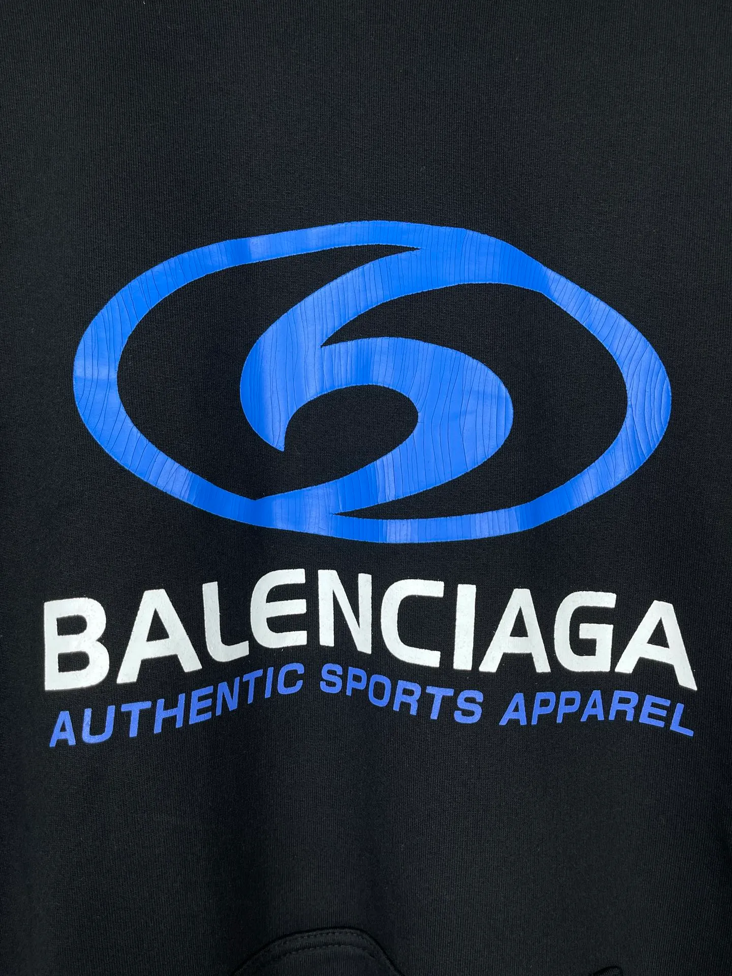🅿️330 real photos [Top version. Official website quality] BALENCI*GA/Paris. 2024 new style. Paris surf pattern letter printing straight cracks. Ready-to-wear worn and distressed hooded sweatshirt, brick cabinet synchronization. Genuine product developed at the first time, happy to print and compare! The fabric is made of Paris ZP custom-woven and dyed cotton terry sweatshirt. Weighing 460 grams, the cloth surface is clean. The cloth pattern is clear, soft and comfortable. The threads are dyed with no color difference. The classic LOGO is printed using environmentally friendly imported materials with clear pattern letters and a three-dimensional effect. Restored brick cabinet. Ready-made garments are washed, worn and distressed. Different market currency. Welcome to compare. The version adopts OS loose shoulder style. Same style for men and women. Code: BL238931 Color: gray blue, gray white Size: XS S M L