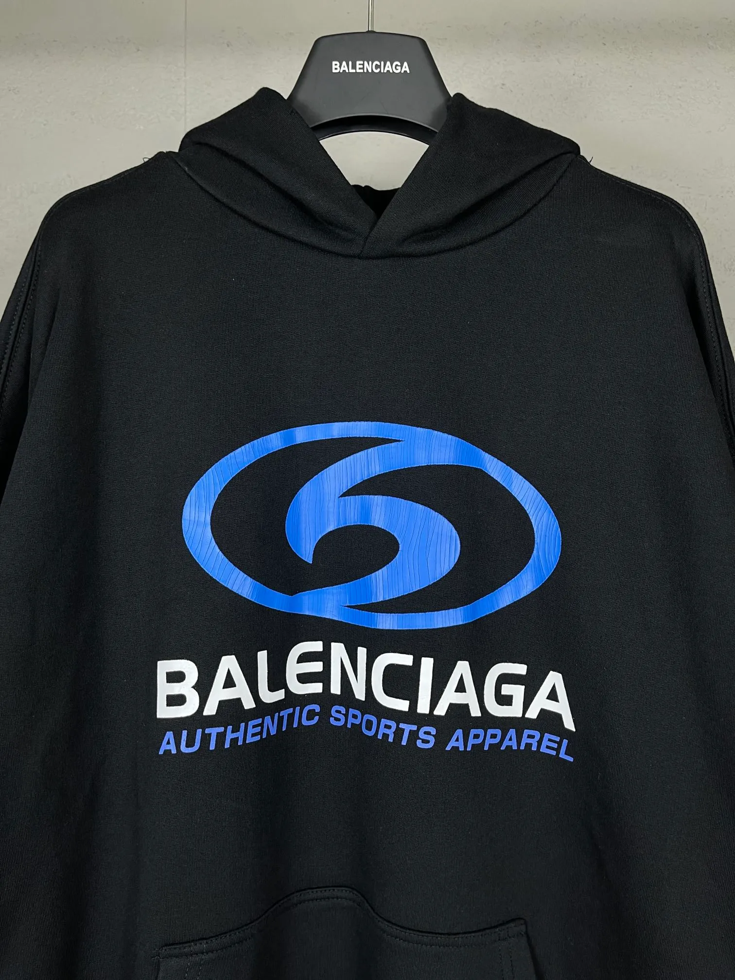 🅿️330 real photos [Top version. Official website quality] BALENCI*GA/Paris. 2024 new style. Paris surf pattern letter printing straight cracks. Ready-to-wear worn and distressed hooded sweatshirt, brick cabinet synchronization. Genuine product developed at the first time, happy to print and compare! The fabric is made of Paris ZP custom-woven and dyed cotton terry sweatshirt. Weighing 460 grams, the cloth surface is clean. The cloth pattern is clear, soft and comfortable. The threads are dyed with no color difference. The classic LOGO is printed using environmentally friendly imported materials with clear pattern letters and a three-dimensional effect. Restored brick cabinet. Ready-made garments are washed, worn and distressed. Different market currency. Welcome to compare. The version adopts OS loose shoulder style. Same style for men and women. Code: BL238931 Color: gray blue, gray white Size: XS S M L