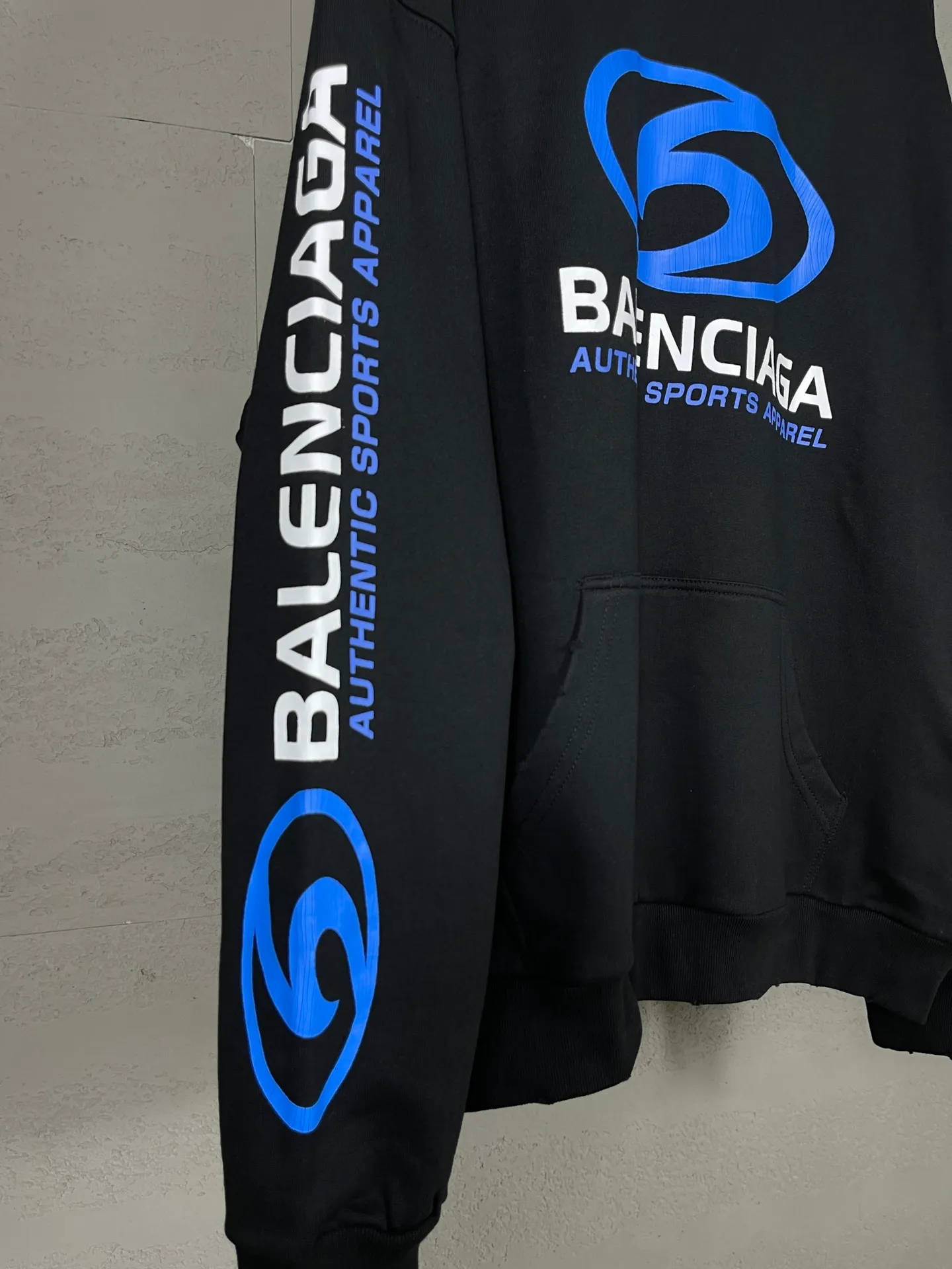 🅿️330 real photos [Top version. Official website quality] BALENCI*GA/Paris. 2024 new style. Paris surf pattern letter printing straight cracks. Ready-to-wear worn and distressed hooded sweatshirt, brick cabinet synchronization. Genuine product developed at the first time, happy to print and compare! The fabric is made of Paris ZP custom-woven and dyed cotton terry sweatshirt. Weighing 460 grams, the cloth surface is clean. The cloth pattern is clear, soft and comfortable. The threads are dyed with no color difference. The classic LOGO is printed using environmentally friendly imported materials with clear pattern letters and a three-dimensional effect. Restored brick cabinet. Ready-made garments are washed, worn and distressed. Different market currency. Welcome to compare. The version adopts OS loose shoulder style. Same style for men and women. Code: BL238931 Color: gray blue, gray white Size: XS S M L