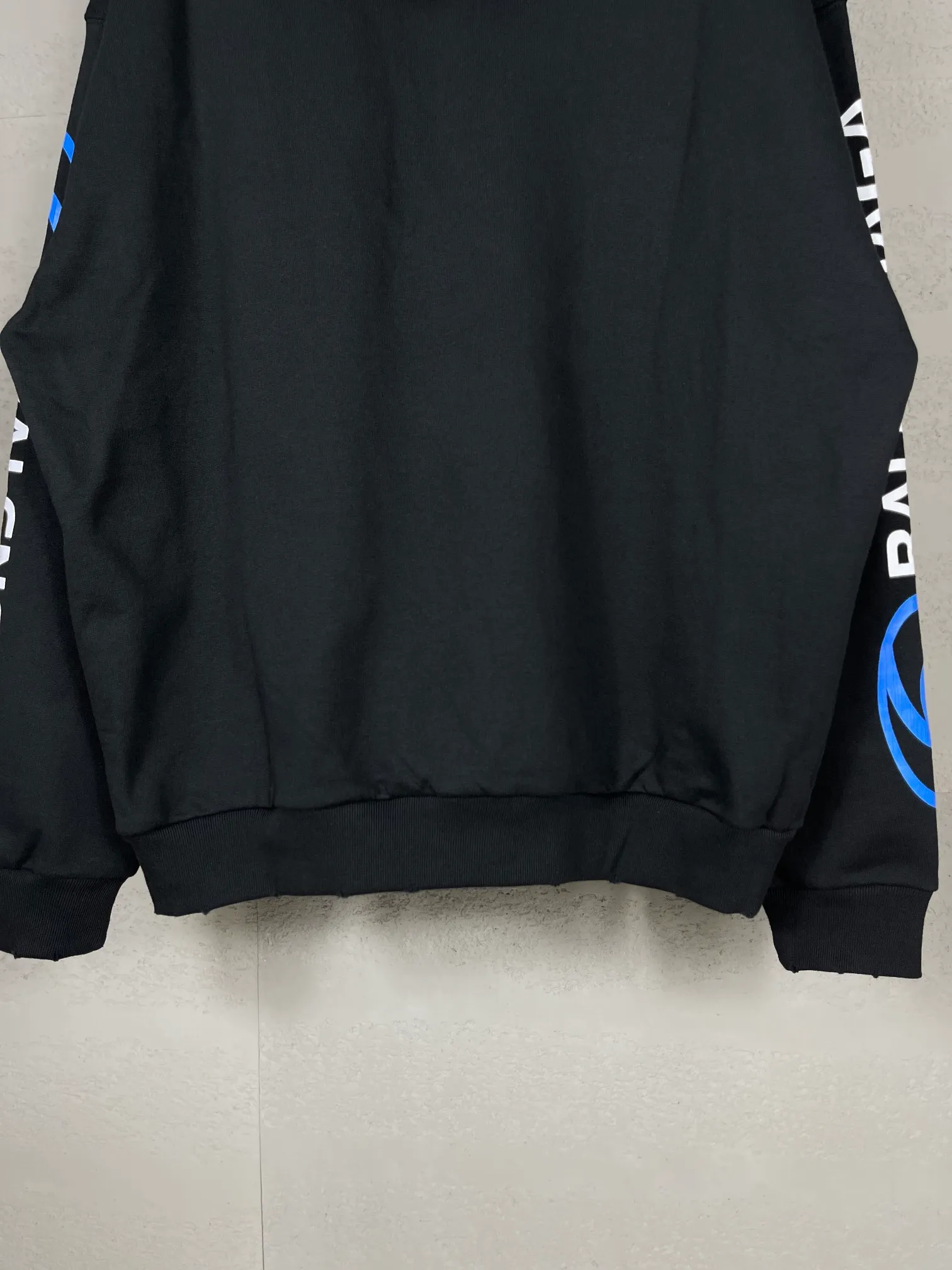 🅿️330 real photos [Top version. Official website quality] BALENCI*GA/Paris. 2024 new style. Paris surf pattern letter printing straight cracks. Ready-to-wear worn and distressed hooded sweatshirt, brick cabinet synchronization. Genuine product developed at the first time, happy to print and compare! The fabric is made of Paris ZP custom-woven and dyed cotton terry sweatshirt. Weighing 460 grams, the cloth surface is clean. The cloth pattern is clear, soft and comfortable. The threads are dyed with no color difference. The classic LOGO is printed using environmentally friendly imported materials with clear pattern letters and a three-dimensional effect. Restored brick cabinet. Ready-made garments are washed, worn and distressed. Different market currency. Welcome to compare. The version adopts OS loose shoulder style. Same style for men and women. Code: BL238931 Color: gray blue, gray white Size: XS S M L
