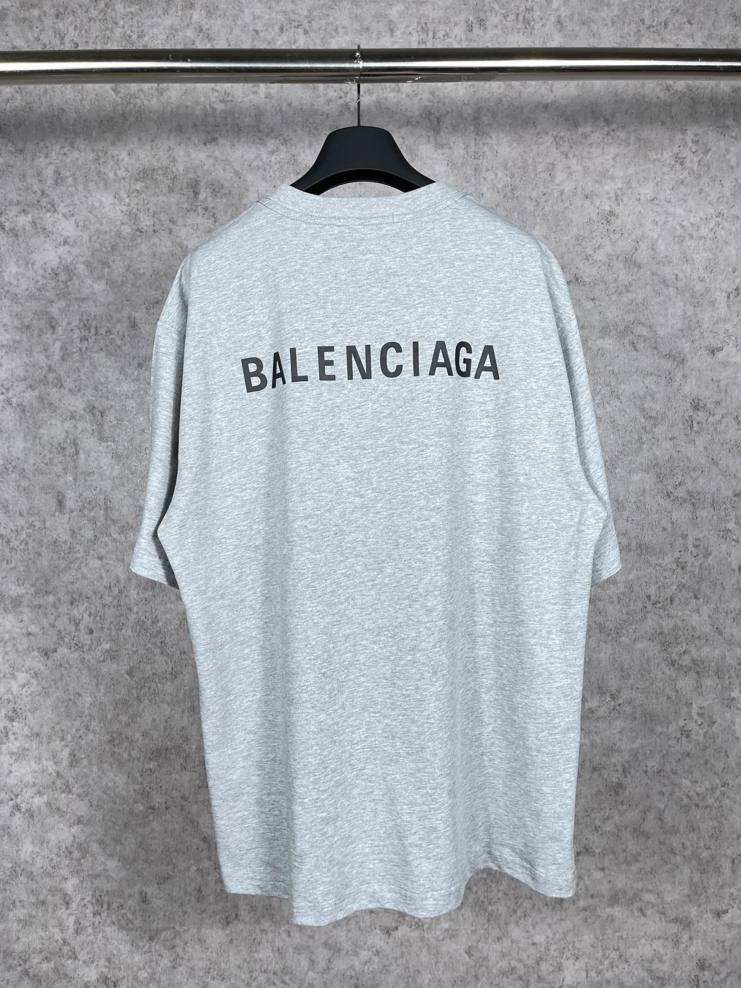 🅿️166 real photos [Top version. Official website quality] BALENCI*GA/Paris#Classic style. Classic letter printed short-sleeved T-shirt on the front and back #brick cabinet synchronization.                       The fabric is made of Paris ZP custom-woven and dyed cotton double yarn, weighing 260 grams. The cloth surface is clean. The cloth pattern is clear, soft and comfortable. The threads are dyed with no color difference. The classic pattern is printed with environmentally friendly imported materials, precision printing screen, the letters are clear, the effect is three-dimensional, and the brick cabinet is restored. The version adopts OS loose shoulder style. Same style for men and women. Coding: BL223022 Color: black, beige, white, blue, floral gray, beige. Size: XS to L