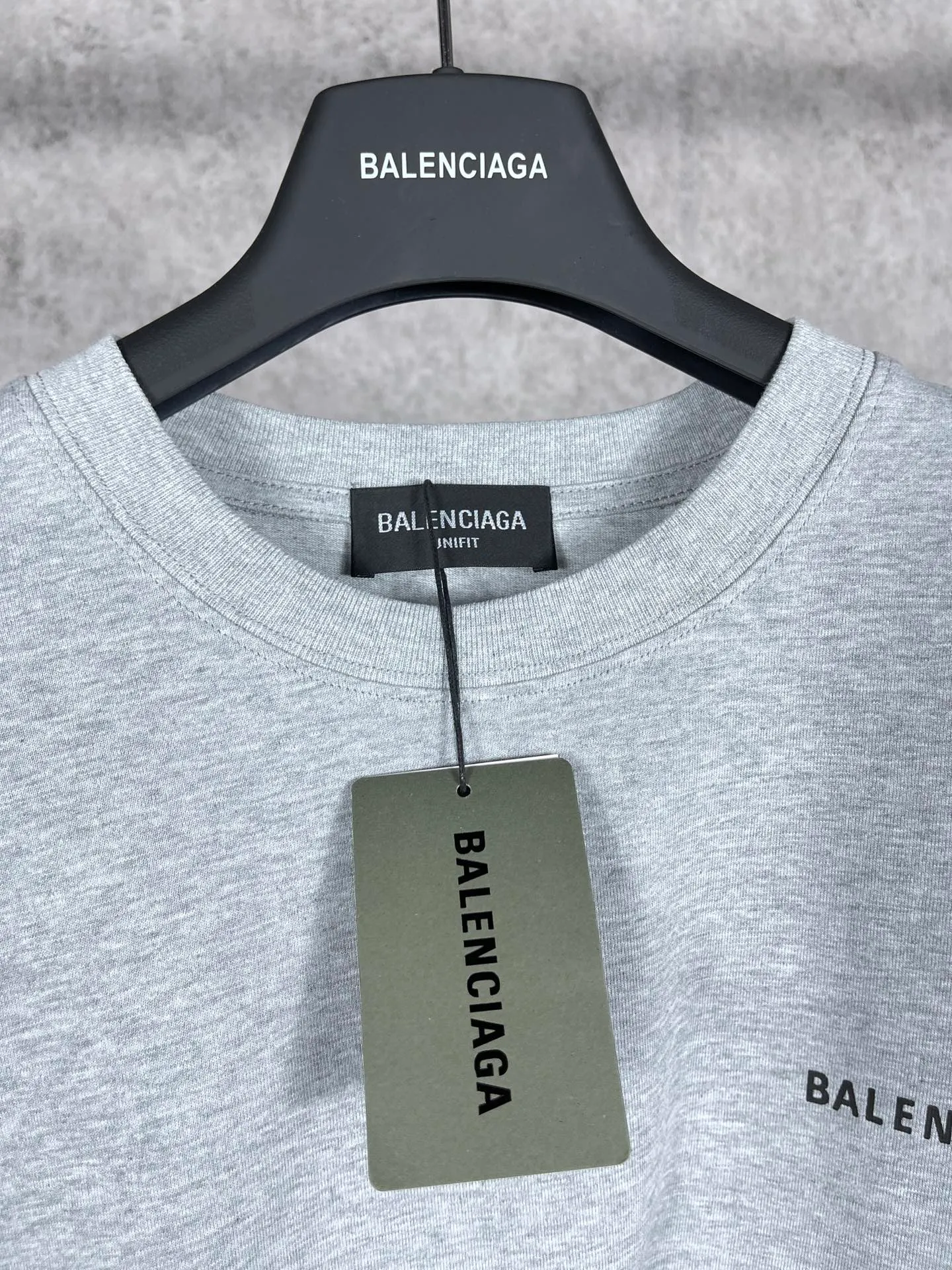 🅿️166 real photos [Top version. Official website quality] BALENCI*GA/Paris#Classic style. Classic letter printed short-sleeved T-shirt on the front and back #brick cabinet synchronization.                       The fabric is made of Paris ZP custom-woven and dyed cotton double yarn, weighing 260 grams. The cloth surface is clean. The cloth pattern is clear, soft and comfortable. The threads are dyed with no color difference. The classic pattern is printed with environmentally friendly imported materials, precision printing screen, the letters are clear, the effect is three-dimensional, and the brick cabinet is restored. The version adopts OS loose shoulder style. Same style for men and women. Coding: BL223022 Color: black, beige, white, blue, floral gray, beige. Size: XS to L