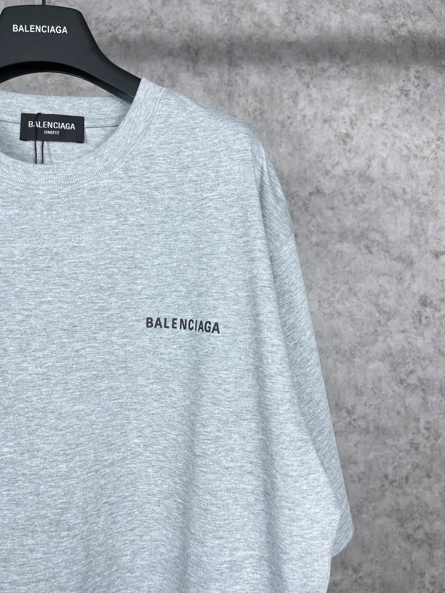 🅿️166 real photos [Top version. Official website quality] BALENCI*GA/Paris#Classic style. Classic letter printed short-sleeved T-shirt on the front and back #brick cabinet synchronization.                       The fabric is made of Paris ZP custom-woven and dyed cotton double yarn, weighing 260 grams. The cloth surface is clean. The cloth pattern is clear, soft and comfortable. The threads are dyed with no color difference. The classic pattern is printed with environmentally friendly imported materials, precision printing screen, the letters are clear, the effect is three-dimensional, and the brick cabinet is restored. The version adopts OS loose shoulder style. Same style for men and women. Coding: BL223022 Color: black, beige, white, blue, floral gray, beige. Size: XS to L