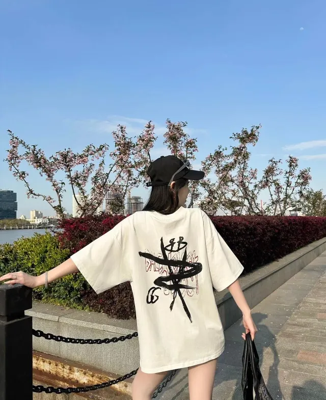 🎀Hot model pictures🎀【New】The top tested version Balenciaga co-branded Gucci 2023ss new round neck graffiti unisex pure cotton short-sleeved T-shirt.  [Synchronized new models from the official website | Popular items from Xiaohongshu] 1⃣️The fabric is made of 240g double yarn smooth cotton and has been pre-shrunk at high temperatures. The weight is up to 260g. It is originally equipped with a 1x1 rootless thread collar in the same cylinder and is not easily deformed after repeated washing.  2⃣️Imported glue dot printing, the pattern is clear and recognisable, not easy to crack, positioning cutting, oversize, loose and large version, the upper body effect is very slimming.  3⃣️Customized full set of accessories, complete three standards, factory workmanship, No. 9 imported needles with precision routing, high quality!  Color: Black, White, Size: XS S, M, L, P: 260