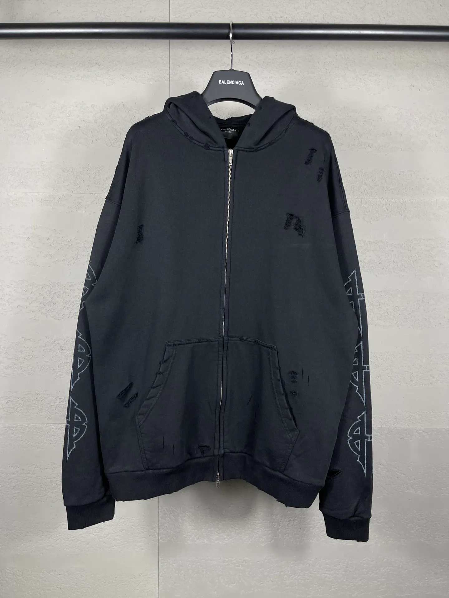 🅿️400 real photos [Top version. Official website quality] BALENCI*GA/Paris. 2024 The latest Paris Eiffel Tower inkjet graffiti hand-painted gradient color print washed distressed zipper cardigan jacket, overweight craftsmanship, brick cabinet synchronization. ⚠️Distinguish the market currency, genuine development, this style is black enzyme wash. It is not the market's wrong wash water black. The weight is 480 grams, worn. The hand-painted is consistent with ZP, and the printing uses Kornit digital direct printing. The garments are washed, worn and worn. Graffiti are hand-painted. The whole piece is designed with extra heavy craftsmanship. Comparisons welcome. The version adopts OS loose shoulder design. Same style for men and women. Code: BL238032 Color: Black Size: XS S M L