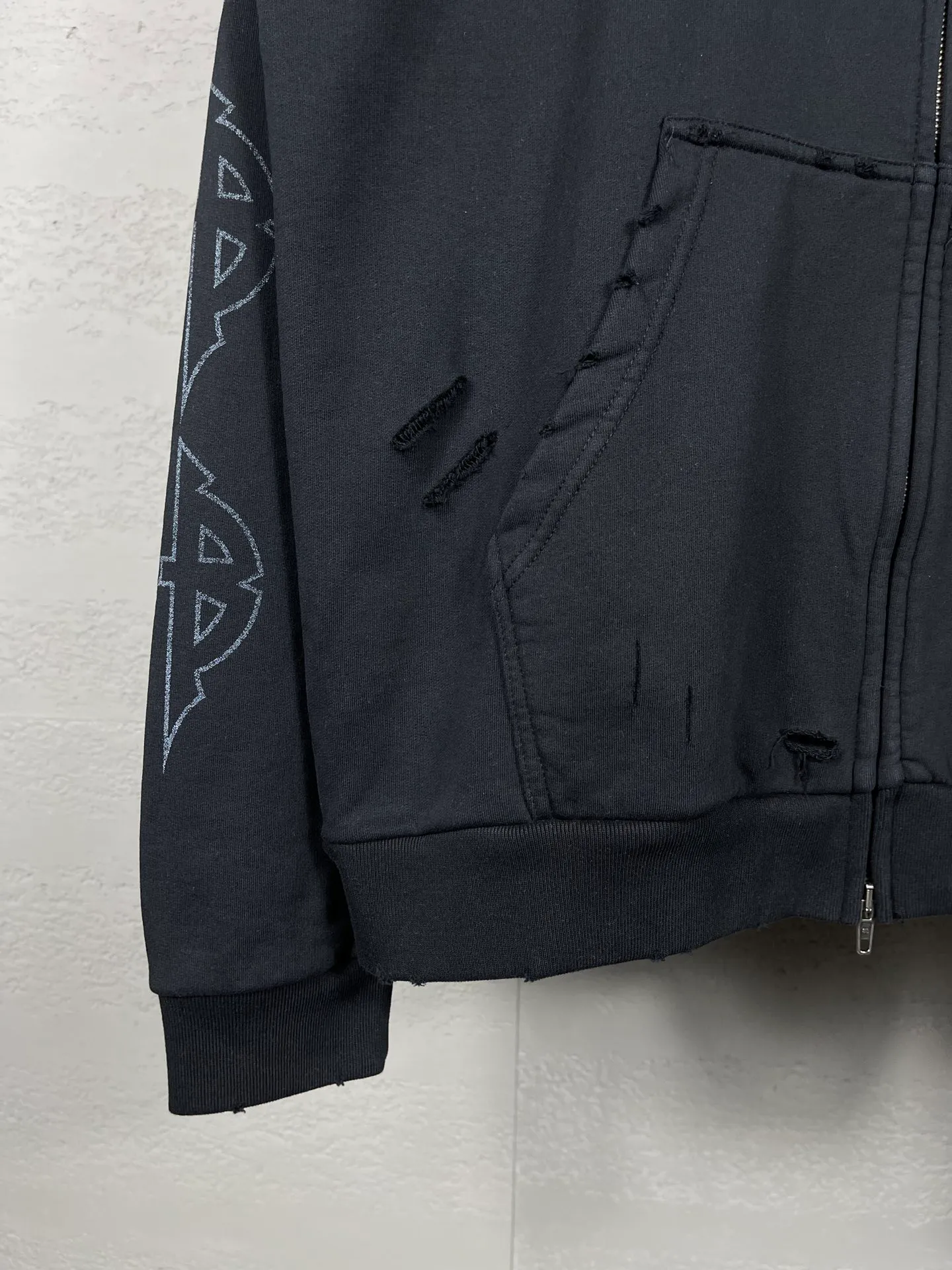 🅿️400 real photos [Top version. Official website quality] BALENCI*GA/Paris. 2024 The latest Paris Eiffel Tower inkjet graffiti hand-painted gradient color print washed distressed zipper cardigan jacket, overweight craftsmanship, brick cabinet synchronization. ⚠️Distinguish the market currency, genuine development, this style is black enzyme wash. It is not the market's wrong wash water black. The weight is 480 grams, worn. The hand-painted is consistent with ZP, and the printing uses Kornit digital direct printing. The garments are washed, worn and worn. Graffiti are hand-painted. The whole piece is designed with extra heavy craftsmanship. Comparisons welcome. The version adopts OS loose shoulder design. Same style for men and women. Code: BL238032 Color: Black Size: XS S M L