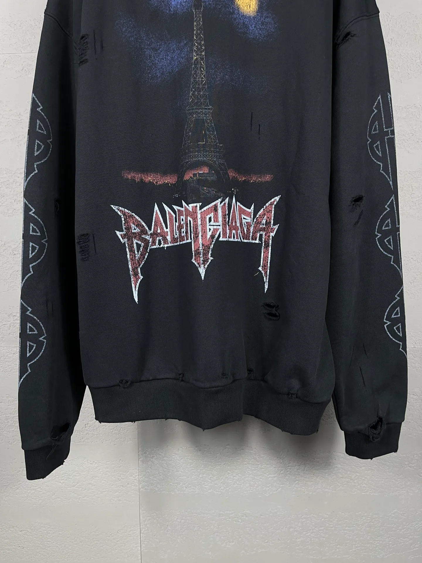 🅿️400 real photos [Top version. Official website quality] BALENCI*GA/Paris. 2024 The latest Paris Eiffel Tower inkjet graffiti hand-painted gradient color print washed distressed zipper cardigan jacket, overweight craftsmanship, brick cabinet synchronization. ⚠️Distinguish the market currency, genuine development, this style is black enzyme wash. It is not the market's wrong wash water black. The weight is 480 grams, worn. The hand-painted is consistent with ZP, and the printing uses Kornit digital direct printing. The garments are washed, worn and worn. Graffiti are hand-painted. The whole piece is designed with extra heavy craftsmanship. Comparisons welcome. The version adopts OS loose shoulder design. Same style for men and women. Code: BL238032 Color: Black Size: XS S M L
