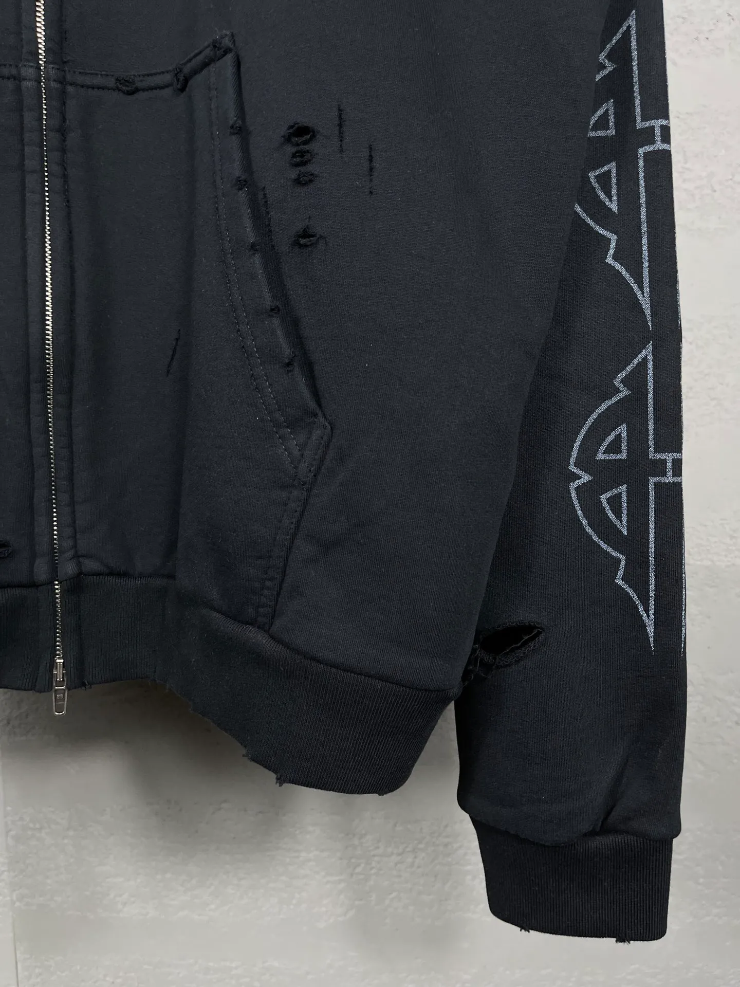 🅿️400 real photos [Top version. Official website quality] BALENCI*GA/Paris. 2024 The latest Paris Eiffel Tower inkjet graffiti hand-painted gradient color print washed distressed zipper cardigan jacket, overweight craftsmanship, brick cabinet synchronization. ⚠️Distinguish the market currency, genuine development, this style is black enzyme wash. It is not the market's wrong wash water black. The weight is 480 grams, worn. The hand-painted is consistent with ZP, and the printing uses Kornit digital direct printing. The garments are washed, worn and worn. Graffiti are hand-painted. The whole piece is designed with extra heavy craftsmanship. Comparisons welcome. The version adopts OS loose shoulder design. Same style for men and women. Code: BL238032 Color: Black Size: XS S M L