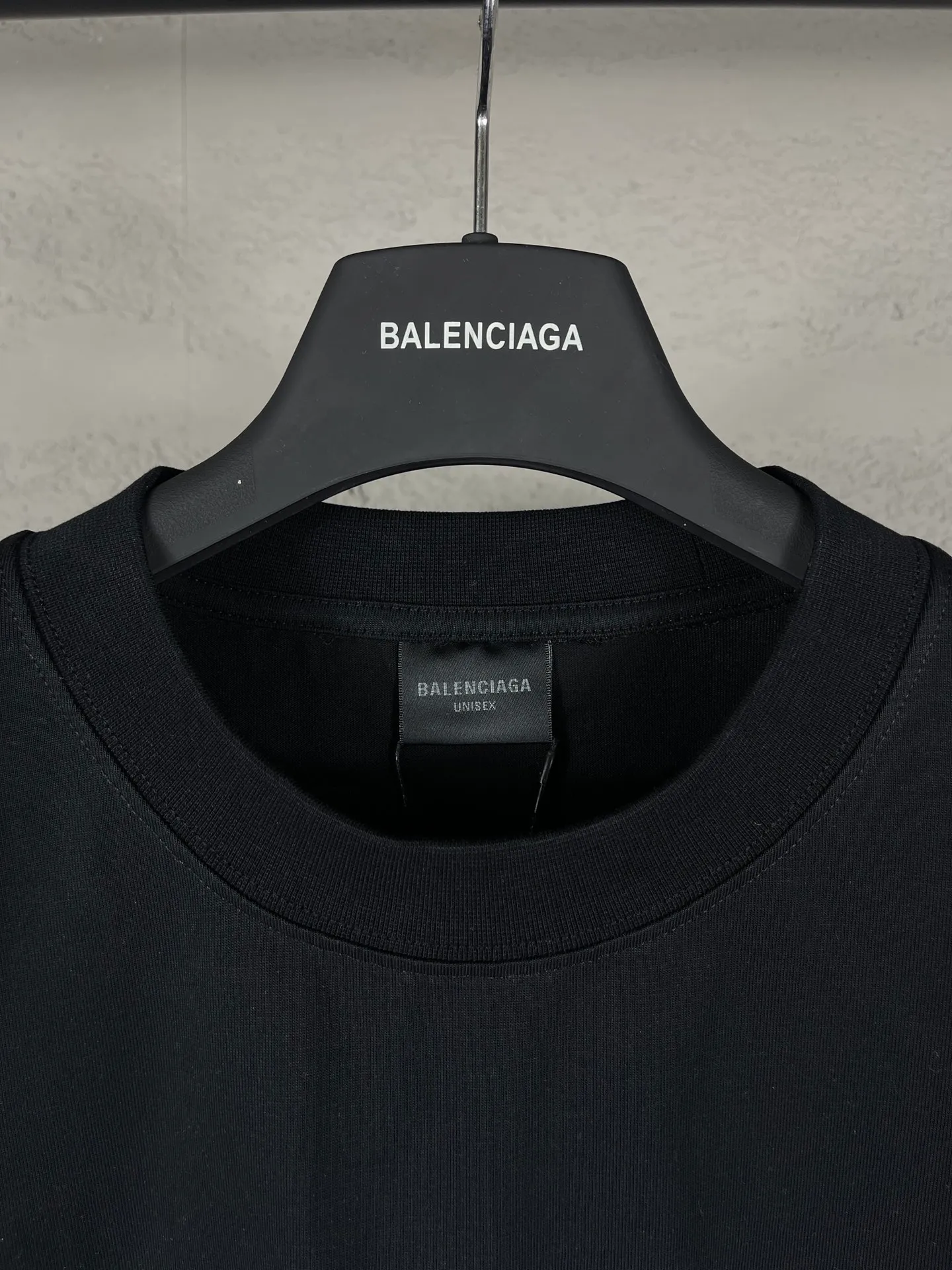 🅿️174 Real photos [Top version. Official website quality] BALENCI*GA/Paris. 2024 new style. New NOLOGO cracked printed short-sleeved T-shirt, synchronized with brick cabinet. Developed genuine product at the first time, happy to print and compare! The fabric is made of Paris ZP custom-woven and dyed cotton double yarn. Weighing 260 grams, the cloth surface is clean. The cloth pattern is clear, soft and comfortable. The threads are dyed with no color difference. The classic LOGO is made of environmentally friendly imported materials, with crackle printing, clear letters and three-dimensional effect. Restore the brick cabinet. Welcome to compare. The version adopts the OS loose shoulder version. Same style for men and women. Code: BL223323 Color: Black, Size: XS to L