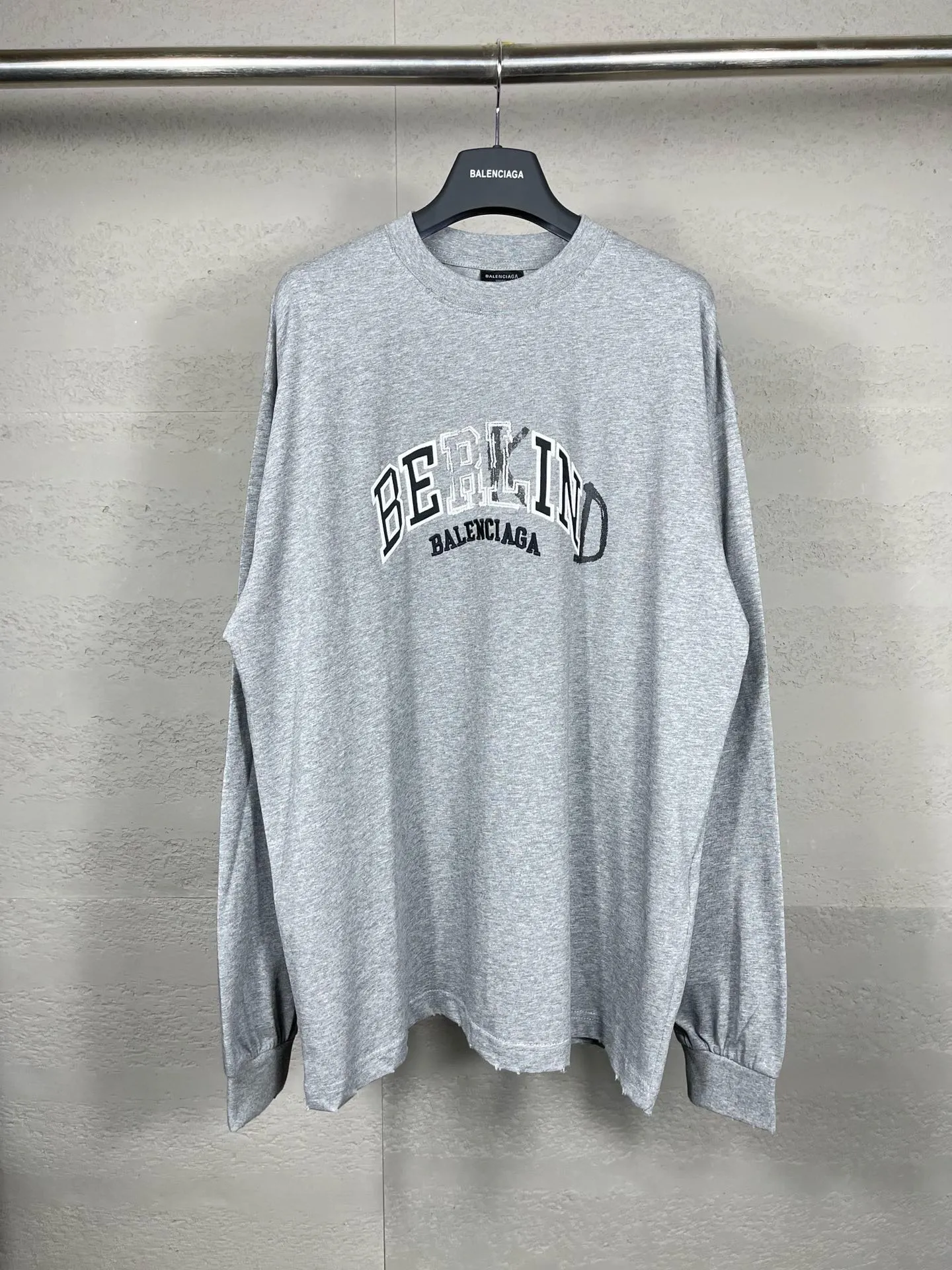 🅿️230 real photos [Top version. Official website quality] BALENCI*GA/Paris BALENCI*GA#2024 latest model, classic letter LOGO graffiti. Toothbrush embroidery ready-to-wear distressed short-sleeved T-shirt. Brick cabinet synchronization. Genuine products are developed and developed in the first time. Welcome to compare! The fabric is made of Paris ZP custom-woven and dyed 100% cotton double-yarn compact cotton. The weight is 260 grams. The cloth surface is clean. The cloth pattern is clear. It is soft and comfortable. It has good color fastness and is not easy to change color. The threads are woven and dyed with no color difference. The embroidery is done using imported Tajima embroidery machines. Super 12W needle and thread, three-dimensional effect, clear lines. No burrs and miscellaneous threads, ultra-high craftsmanship embroidery. Ready-to-wear clothing has a worn-in effect. The version adopts OS loose shoulder design. Same style for men and women. Code: BL225022 Color: dark blue gray, floral gray Size: XS S M L