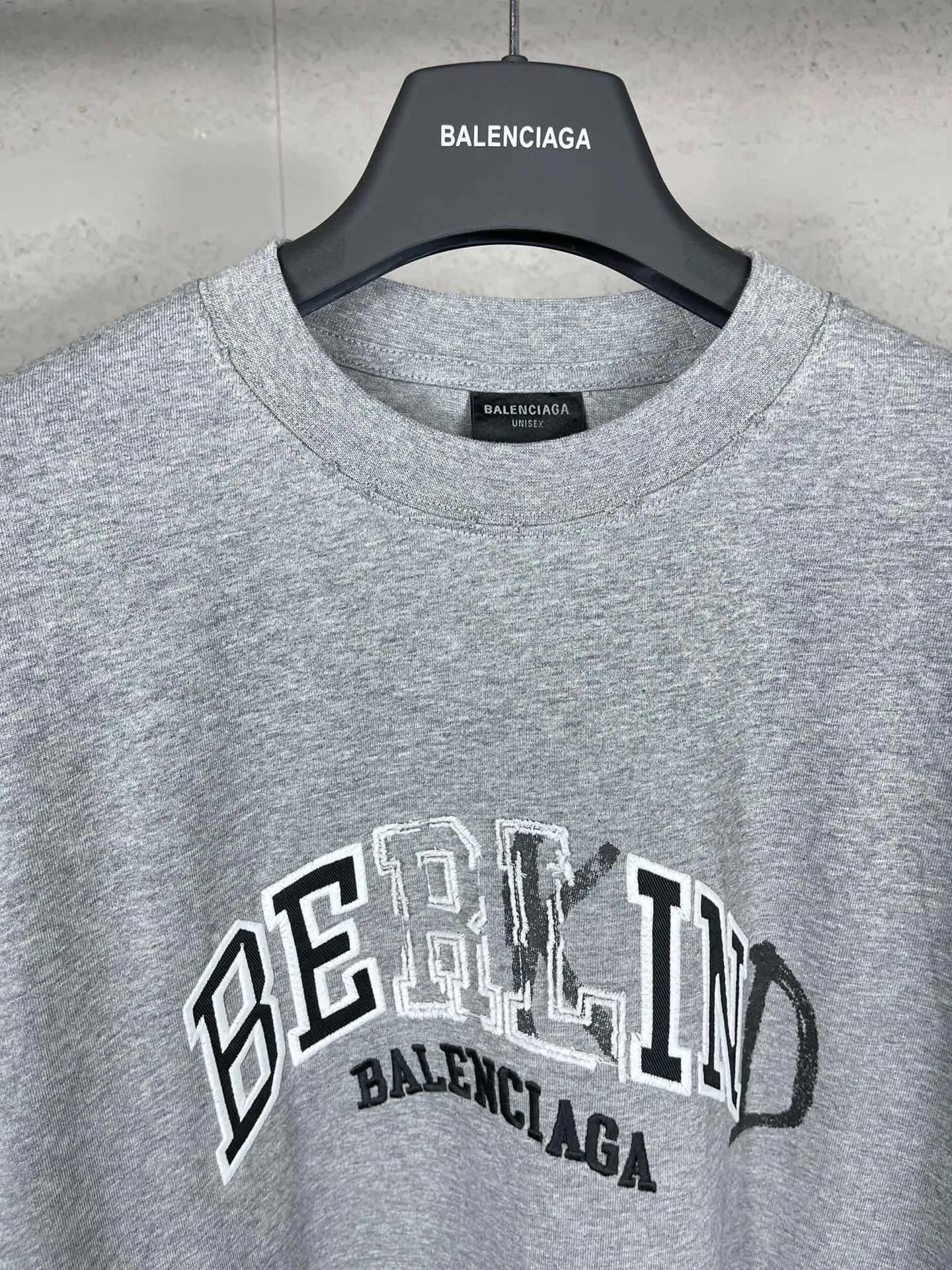🅿️230 real photos [Top version. Official website quality] BALENCI*GA/Paris BALENCI*GA#2024 latest model, classic letter LOGO graffiti. Toothbrush embroidery ready-to-wear distressed short-sleeved T-shirt. Brick cabinet synchronization. Genuine products are developed and developed in the first time. Welcome to compare! The fabric is made of Paris ZP custom-woven and dyed 100% cotton double-yarn compact cotton. The weight is 260 grams. The cloth surface is clean. The cloth pattern is clear. It is soft and comfortable. It has good color fastness and is not easy to change color. The threads are woven and dyed with no color difference. The embroidery is done using imported Tajima embroidery machines. Super 12W needle and thread, three-dimensional effect, clear lines. No burrs and miscellaneous threads, ultra-high craftsmanship embroidery. Ready-to-wear clothing has a worn-in effect. The version adopts OS loose shoulder design. Same style for men and women. Code: BL225022 Color: dark blue gray, floral gray Size: XS S M L
