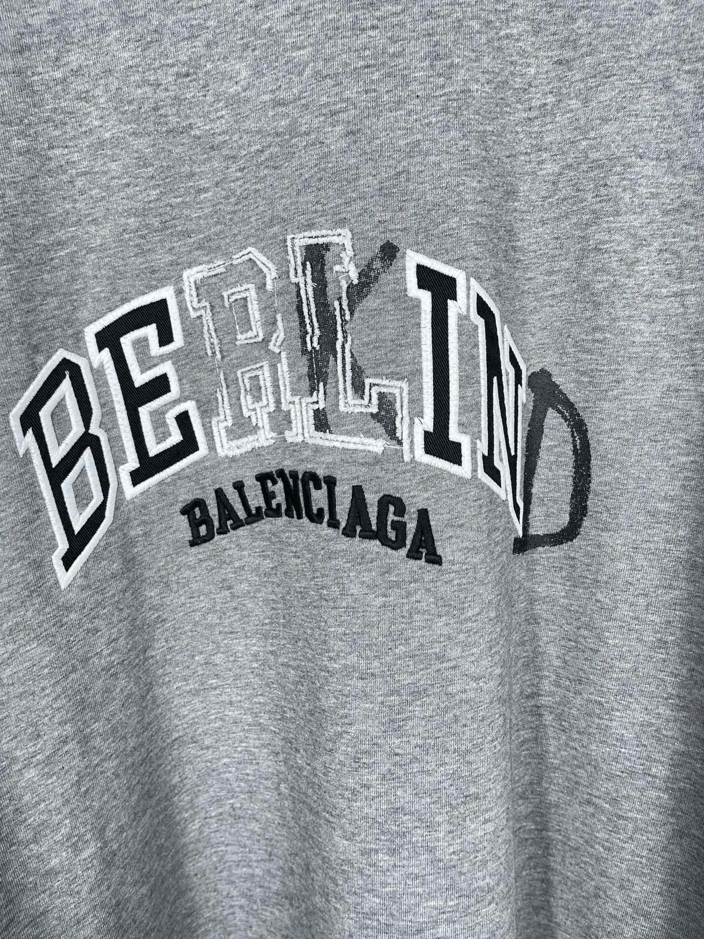 🅿️230 real photos [Top version. Official website quality] BALENCI*GA/Paris BALENCI*GA#2024 latest model, classic letter LOGO graffiti. Toothbrush embroidery ready-to-wear distressed short-sleeved T-shirt. Brick cabinet synchronization. Genuine products are developed and developed in the first time. Welcome to compare! The fabric is made of Paris ZP custom-woven and dyed 100% cotton double-yarn compact cotton. The weight is 260 grams. The cloth surface is clean. The cloth pattern is clear. It is soft and comfortable. It has good color fastness and is not easy to change color. The threads are woven and dyed with no color difference. The embroidery is done using imported Tajima embroidery machines. Super 12W needle and thread, three-dimensional effect, clear lines. No burrs and miscellaneous threads, ultra-high craftsmanship embroidery. Ready-to-wear clothing has a worn-in effect. The version adopts OS loose shoulder design. Same style for men and women. Code: BL225022 Color: dark blue gray, floral gray Size: XS S M L