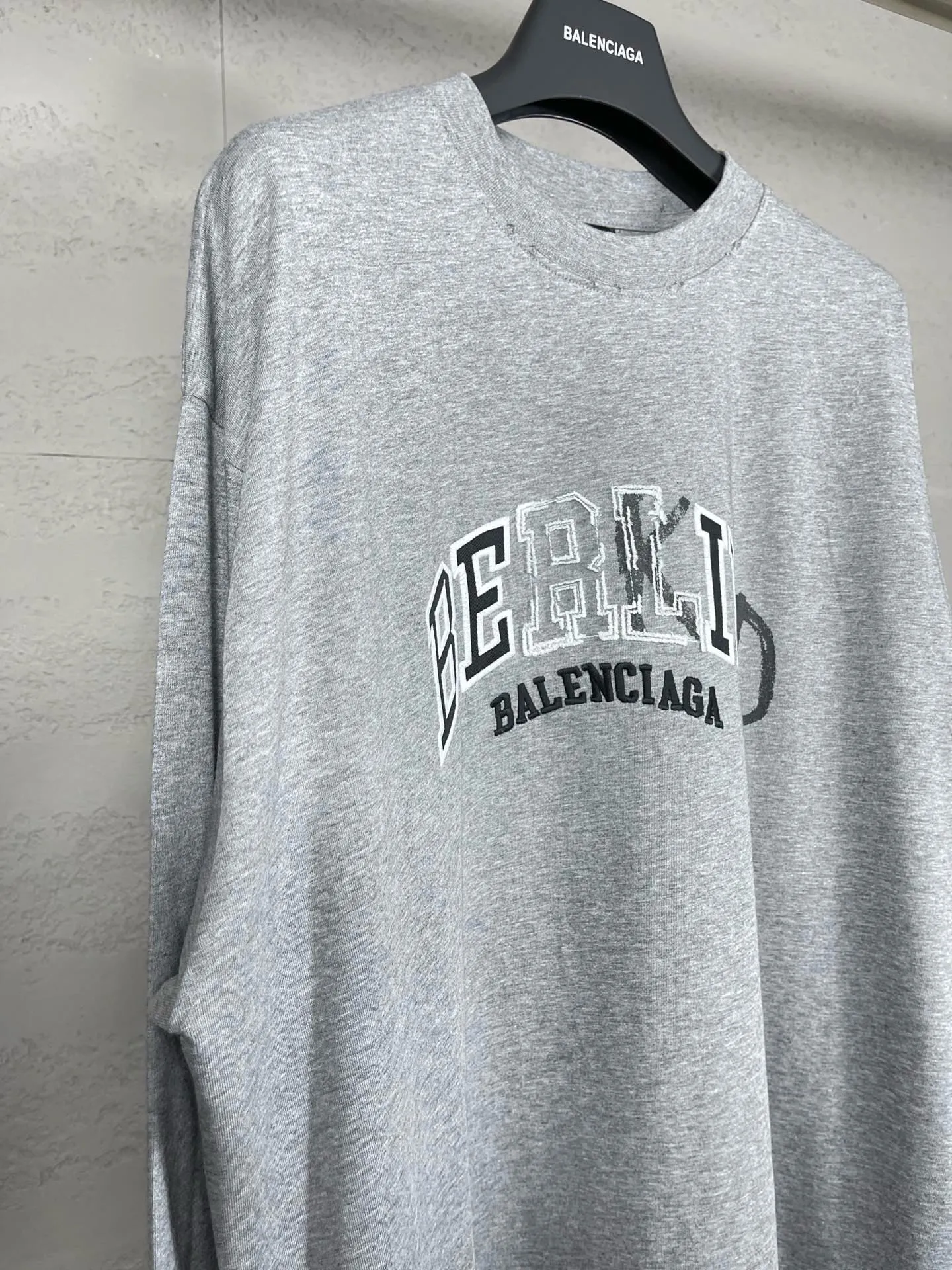 🅿️230 real photos [Top version. Official website quality] BALENCI*GA/Paris BALENCI*GA#2024 latest model, classic letter LOGO graffiti. Toothbrush embroidery ready-to-wear distressed short-sleeved T-shirt. Brick cabinet synchronization. Genuine products are developed and developed in the first time. Welcome to compare! The fabric is made of Paris ZP custom-woven and dyed 100% cotton double-yarn compact cotton. The weight is 260 grams. The cloth surface is clean. The cloth pattern is clear. It is soft and comfortable. It has good color fastness and is not easy to change color. The threads are woven and dyed with no color difference. The embroidery is done using imported Tajima embroidery machines. Super 12W needle and thread, three-dimensional effect, clear lines. No burrs and miscellaneous threads, ultra-high craftsmanship embroidery. Ready-to-wear clothing has a worn-in effect. The version adopts OS loose shoulder design. Same style for men and women. Code: BL225022 Color: dark blue gray, floral gray Size: XS S M L