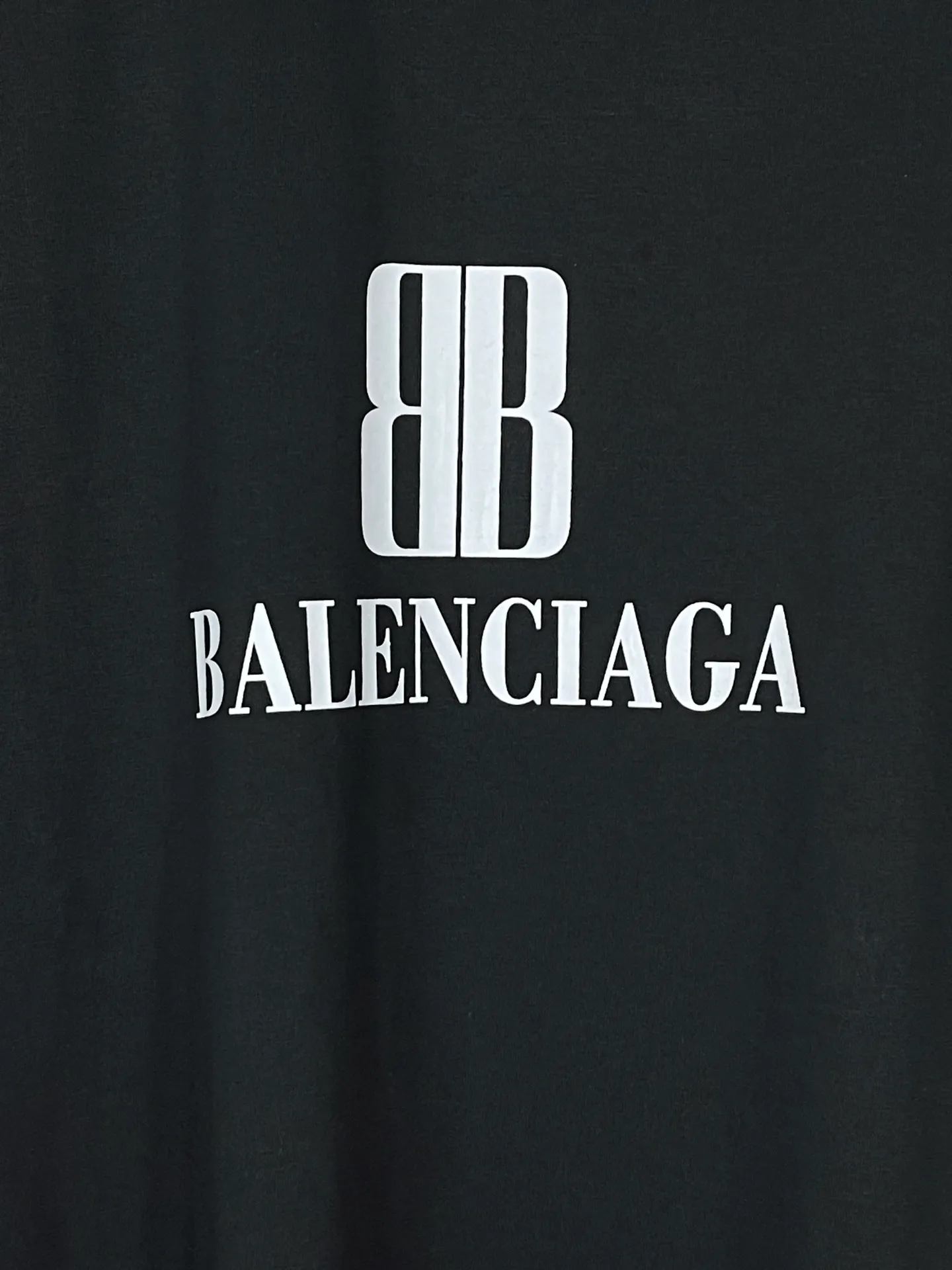 🅿️170 real photos [Top version. Official website quality] BALENCI*GA/Paris. SS25 latest model, Paris new LOGO printed short-sleeved T-shirt. Brick cabinet synchronization. Genuine product developed at the first time, welcome to compare! The fabric is made of Paris ZP custom-woven and dyed cotton double yarn. Weighing 260 grams, the cloth surface is clean. The cloth pattern is clear, soft and comfortable. The threads are dyed with no color difference. The printing uses environmentally friendly imported rubber paddles. The letters are clear and the effect is three-dimensional. The version adopts OS loose shoulder design. Same style for men and women. Code: BL253705 Color: black, green, white Size: XS S M L