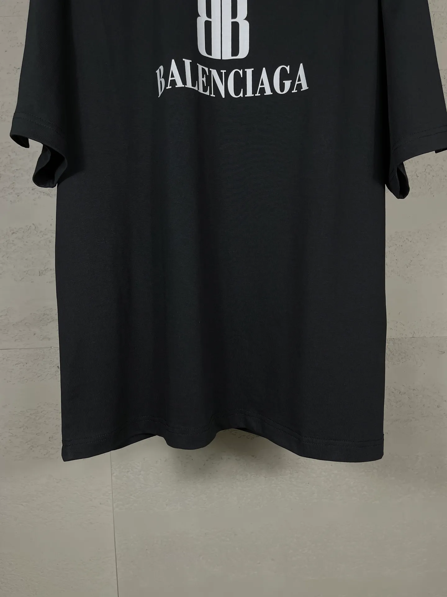 🅿️170 real photos [Top version. Official website quality] BALENCI*GA/Paris. SS25 latest model, Paris new LOGO printed short-sleeved T-shirt. Brick cabinet synchronization. Genuine product developed at the first time, welcome to compare! The fabric is made of Paris ZP custom-woven and dyed cotton double yarn. Weighing 260 grams, the cloth surface is clean. The cloth pattern is clear, soft and comfortable. The threads are dyed with no color difference. The printing uses environmentally friendly imported rubber paddles. The letters are clear and the effect is three-dimensional. The version adopts OS loose shoulder design. Same style for men and women. Code: BL253705 Color: black, green, white Size: XS S M L