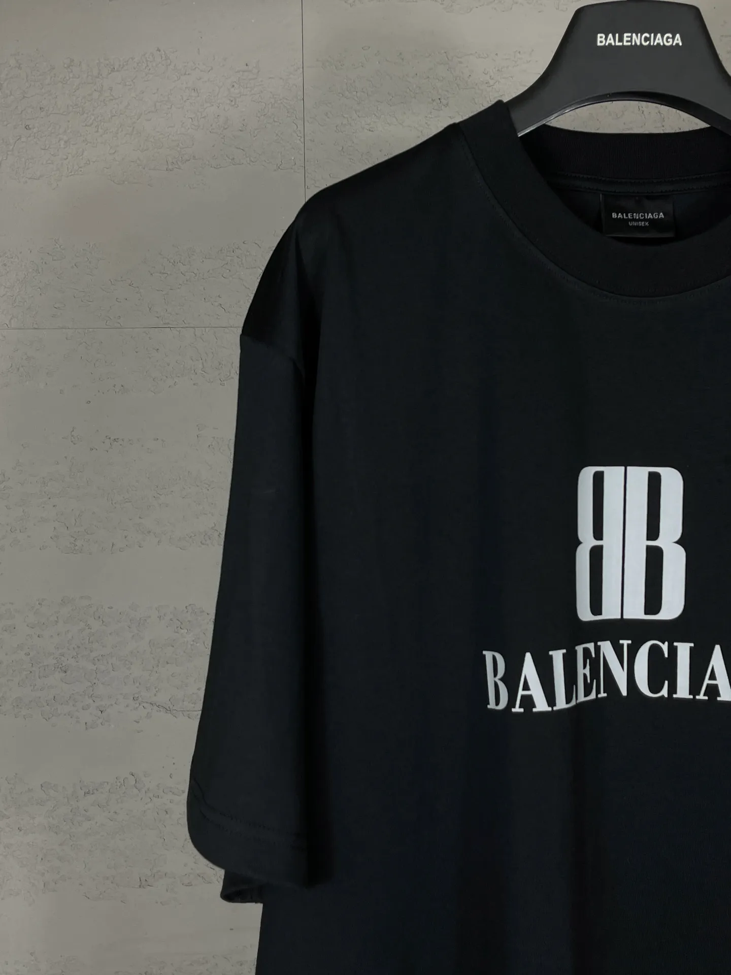 🅿️170 real photos [Top version. Official website quality] BALENCI*GA/Paris. SS25 latest model, Paris new LOGO printed short-sleeved T-shirt. Brick cabinet synchronization. Genuine product developed at the first time, welcome to compare! The fabric is made of Paris ZP custom-woven and dyed cotton double yarn. Weighing 260 grams, the cloth surface is clean. The cloth pattern is clear, soft and comfortable. The threads are dyed with no color difference. The printing uses environmentally friendly imported rubber paddles. The letters are clear and the effect is three-dimensional. The version adopts OS loose shoulder design. Same style for men and women. Code: BL253705 Color: black, green, white Size: XS S M L