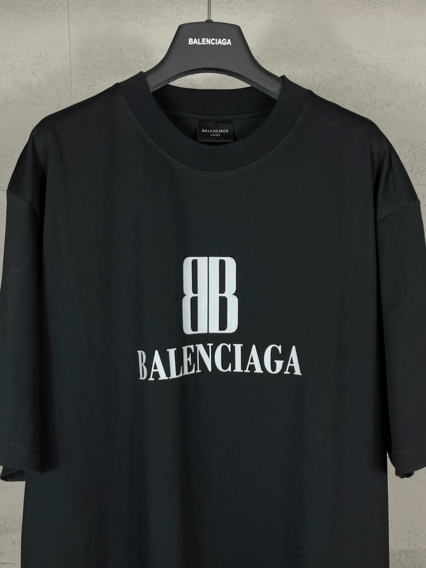 🅿️170 real photos [Top version. Official website quality] BALENCI*GA/Paris. SS25 latest model, Paris new LOGO printed short-sleeved T-shirt. Brick cabinet synchronization. Genuine product developed at the first time, welcome to compare! The fabric is made of Paris ZP custom-woven and dyed cotton double yarn. Weighing 260 grams, the cloth surface is clean. The cloth pattern is clear, soft and comfortable. The threads are dyed with no color difference. The printing uses environmentally friendly imported rubber paddles. The letters are clear and the effect is three-dimensional. The version adopts OS loose shoulder design. Same style for men and women. Code: BL253705 Color: black, green, white Size: XS S M L