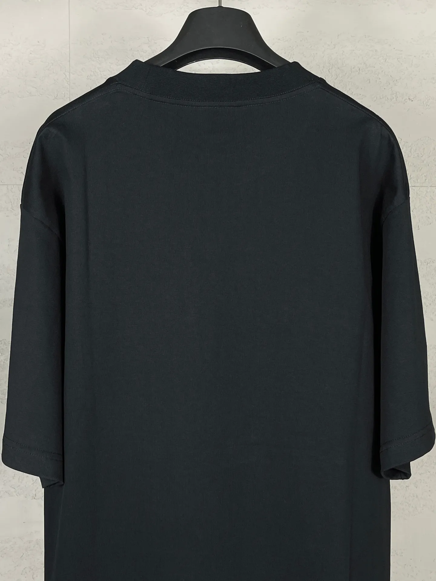 🅿️170 real photos [Top version. Official website quality] BALENCI*GA/Paris. SS25 latest model, Paris new LOGO printed short-sleeved T-shirt. Brick cabinet synchronization. Genuine product developed at the first time, welcome to compare! The fabric is made of Paris ZP custom-woven and dyed cotton double yarn. Weighing 260 grams, the cloth surface is clean. The cloth pattern is clear, soft and comfortable. The threads are dyed with no color difference. The printing uses environmentally friendly imported rubber paddles. The letters are clear and the effect is three-dimensional. The version adopts OS loose shoulder design. Same style for men and women. Code: BL253705 Color: black, green, white Size: XS S M L