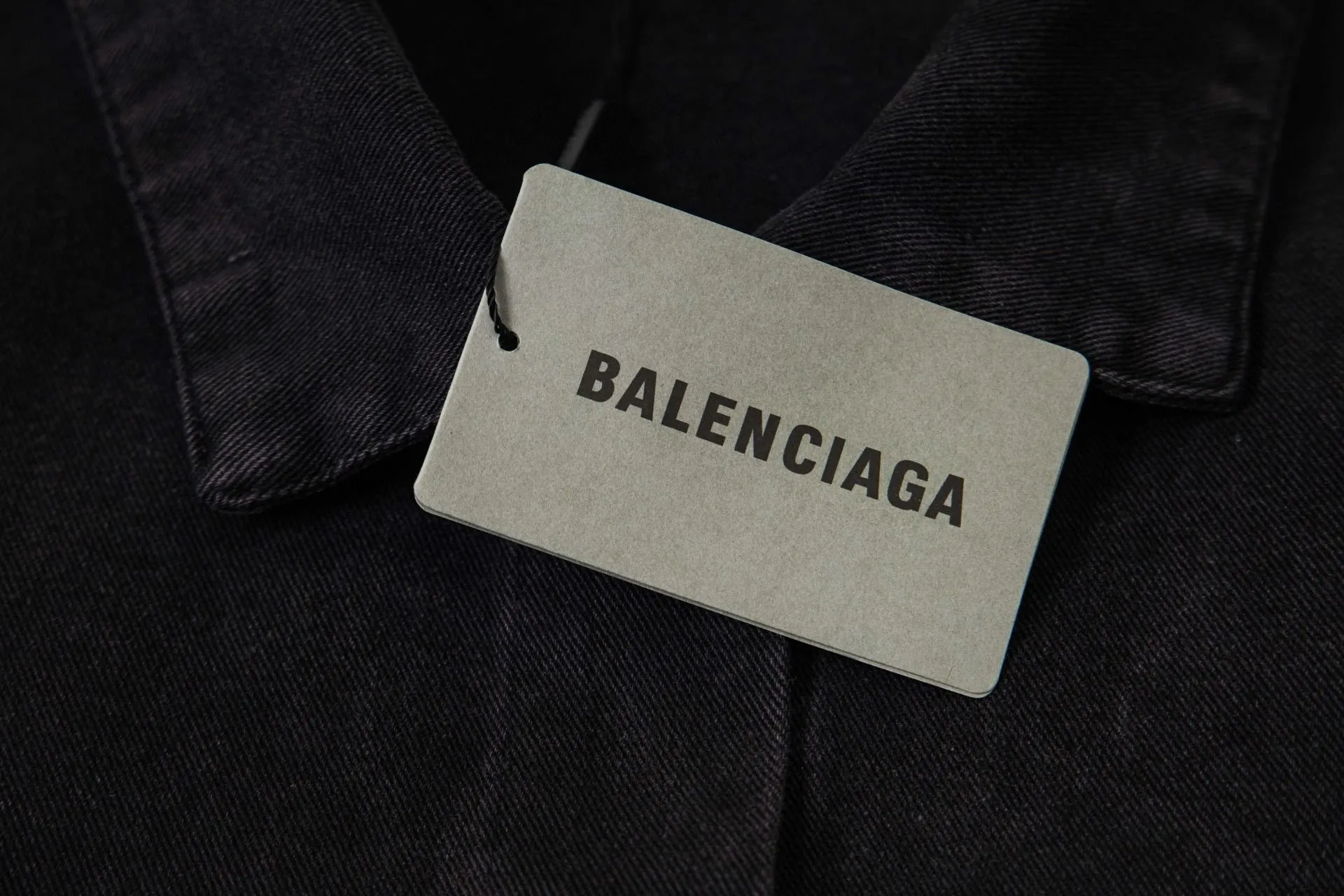 🅿️260 New model number: B144 Balenciaga Double B graffiti white splash print retro washed denim jacket 1️⃣ Made of high-quality denim fabric washing process, the upper body is soft, comfortable and extremely delicate after washing. It feels solid, smooth and soft. The fabric does not wrinkle, and the feel is invincible. The details are perfectly handled! 2️⃣It is very youthful and energetic, and can be easily worn by both men and women. It is very in line with the fashion aesthetic concepts of today's young people! 3️⃣ A full set of customized accessories, complete with three standards, same style for men and women, a must-have style for couples. Color: Denim Black Size: S, M, L, XL