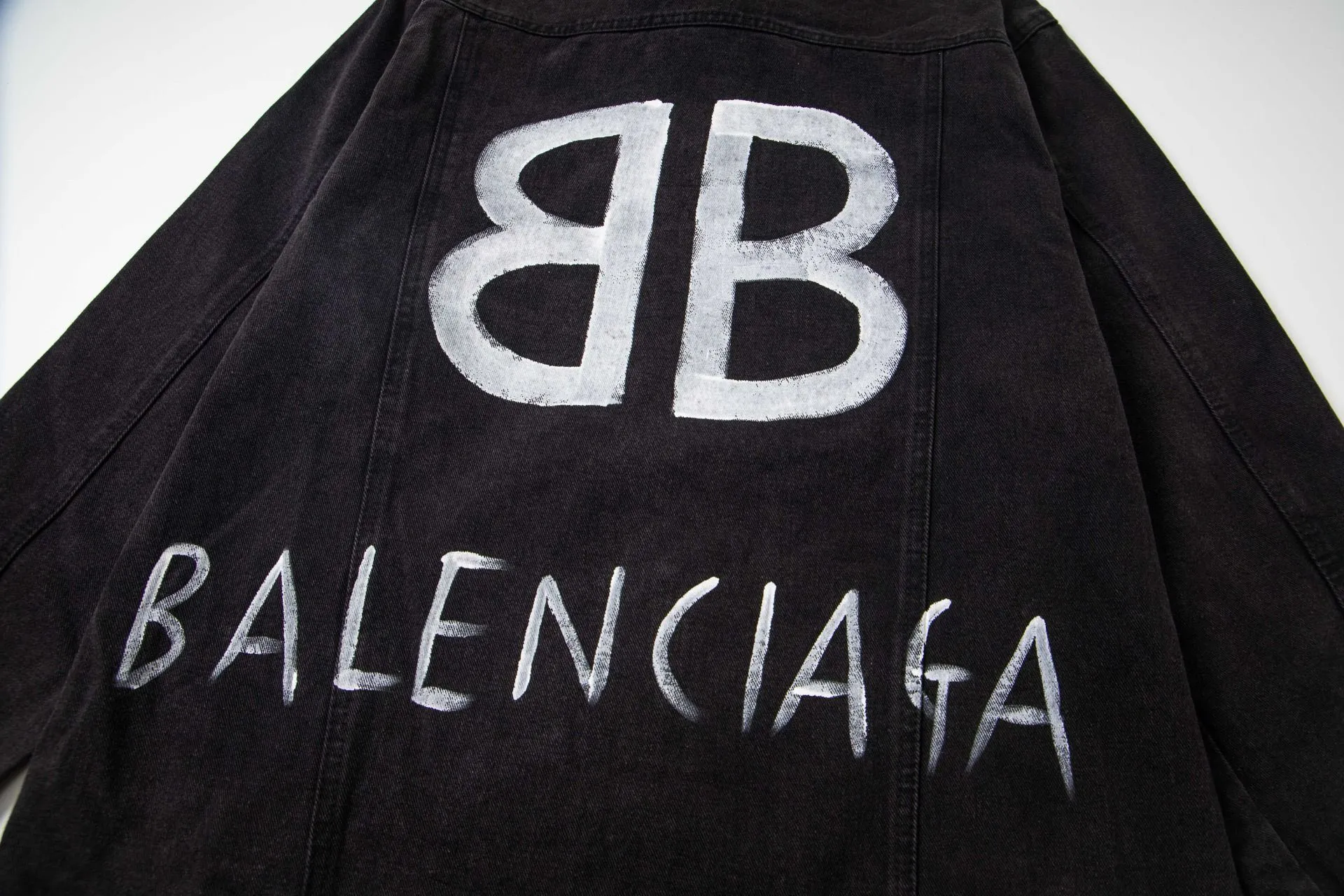 🅿️260 New model number: B144 Balenciaga Double B graffiti white splash print retro washed denim jacket 1️⃣ Made of high-quality denim fabric washing process, the upper body is soft, comfortable and extremely delicate after washing. It feels solid, smooth and soft. The fabric does not wrinkle, and the feel is invincible. The details are perfectly handled! 2️⃣It is very youthful and energetic, and can be easily worn by both men and women. It is very in line with the fashion aesthetic concepts of today's young people! 3️⃣ A full set of customized accessories, complete with three standards, same style for men and women, a must-have style for couples. Color: Denim Black Size: S, M, L, XL