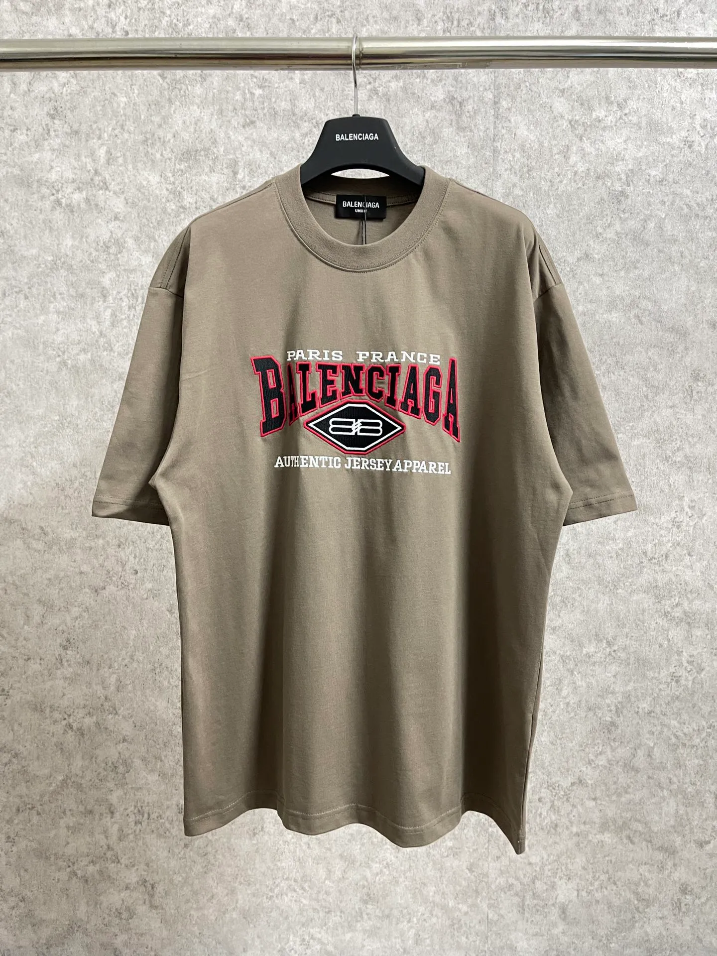 🅿️186 Real photos [Top version. Official website quality] BALENCI*GA/Paris #BB letters classic LOGO embroidery washed and distressed short-sleeved T-shirt #brick cabinet synchronization. The fabric is made of Paris ZP custom-woven and dyed cotton double yarn. Weighing 260 grams, the cloth surface is clean. The cloth pattern is clear, soft and comfortable. The color fastness is good. It is not easy to change color. The threads are dyed with no color difference. The classic LOGO letter embroidery uses imported embroidery machines, and the embroidery thread uses imported matte light, which is soft to the touch, does not pierce the flesh, and the letters are three-dimensional and full. It is produced in Jubie market based on pictures. Comparisons welcome. The finished product is washed and aged. The letters are clear. The three-dimensional effect is strong. The version adopts the OS loose shoulder design. The same style for men and women. Coding: BL223062 Color: washed black, brown Size: XS to L